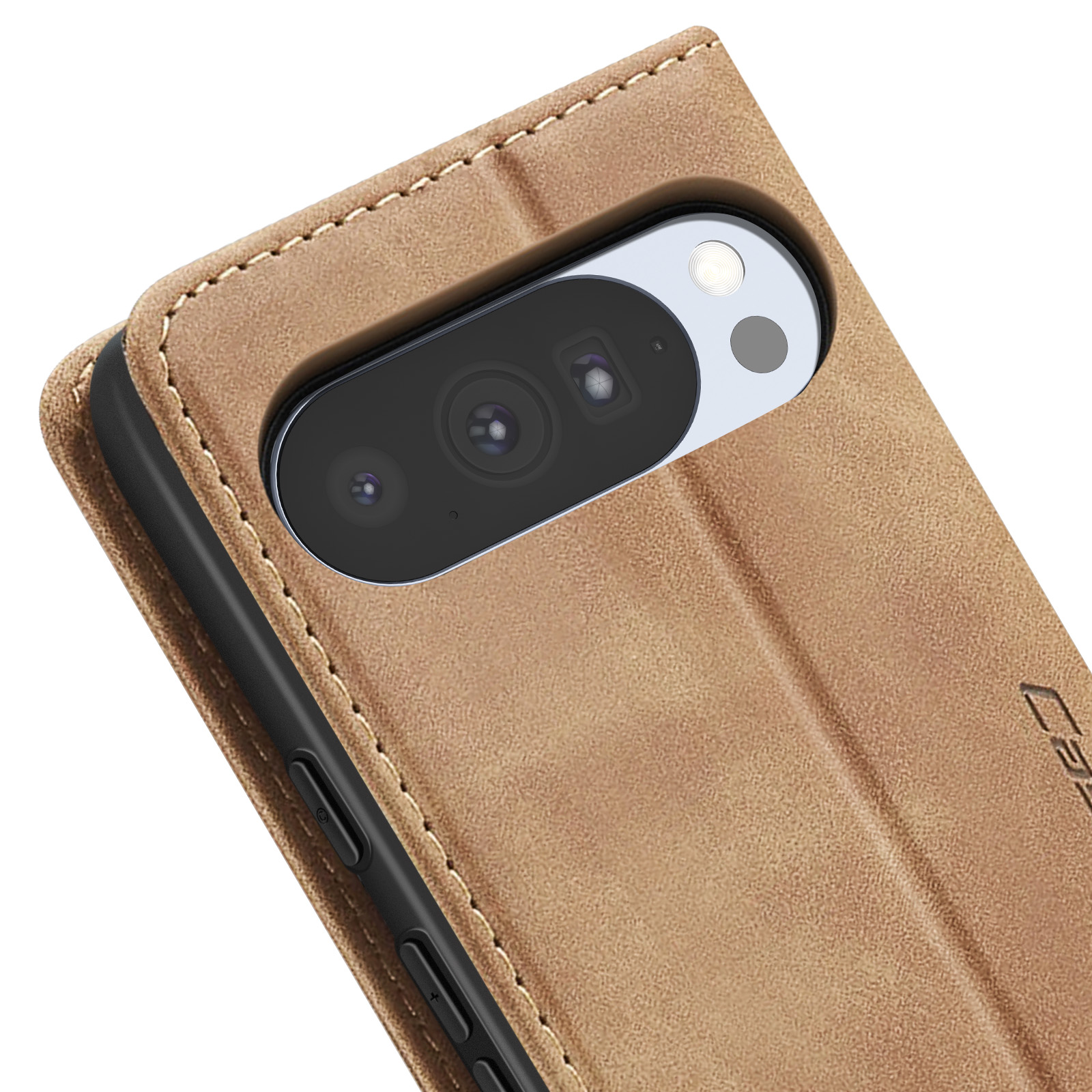 Primo piano di una custodia per telefono. La custodia è in pelle marrone e ha un ritaglio per la fotocamera. La fotocamera del telefono è visibile.