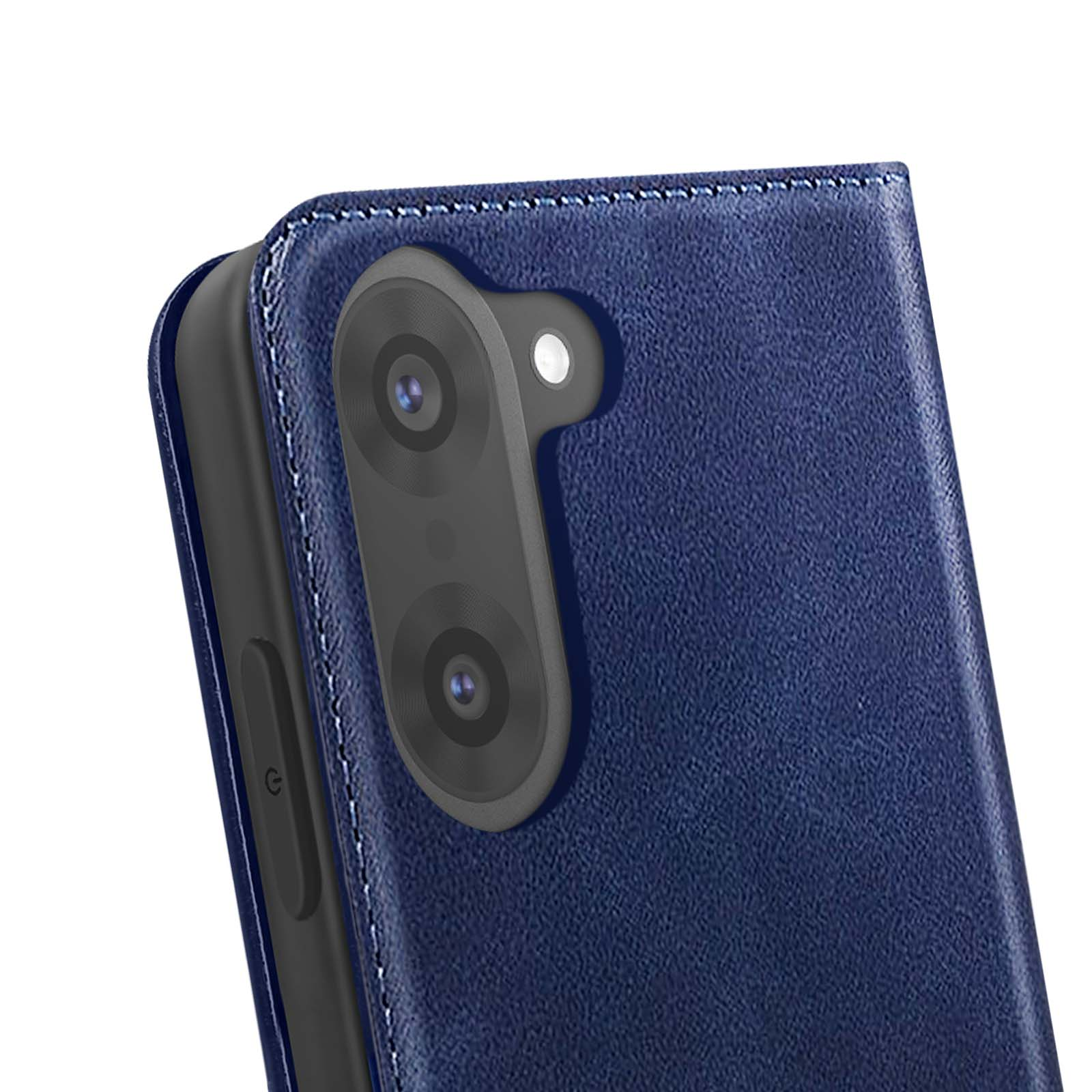 Primo piano di una custodia per telefono blu scuro con modulo fotocamera. La custodia è strutturata, le cuciture sono visibili.