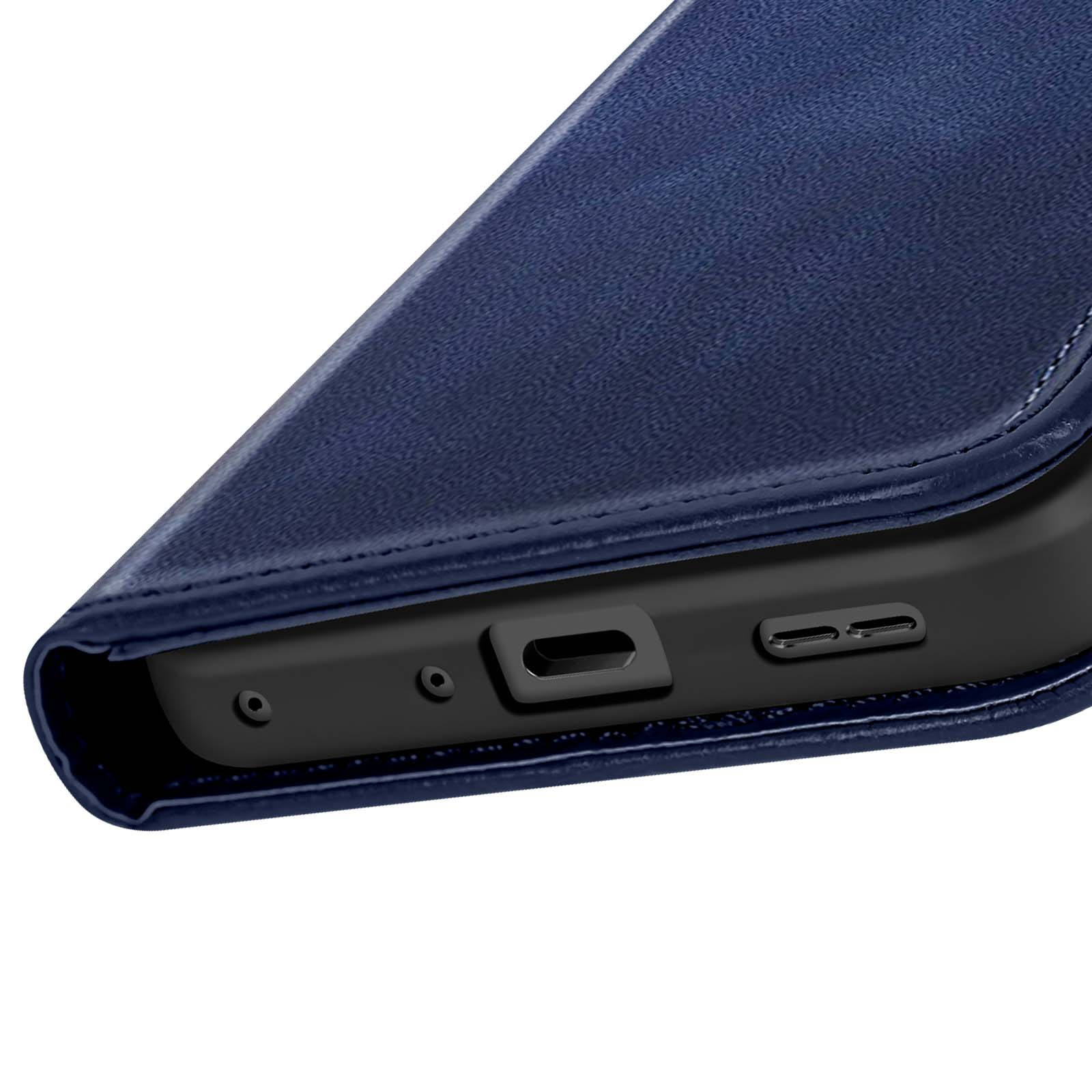Primo piano di una custodia per telefono blu scuro. Visibili il bordo inferiore del telefono, le porte e la pelle.