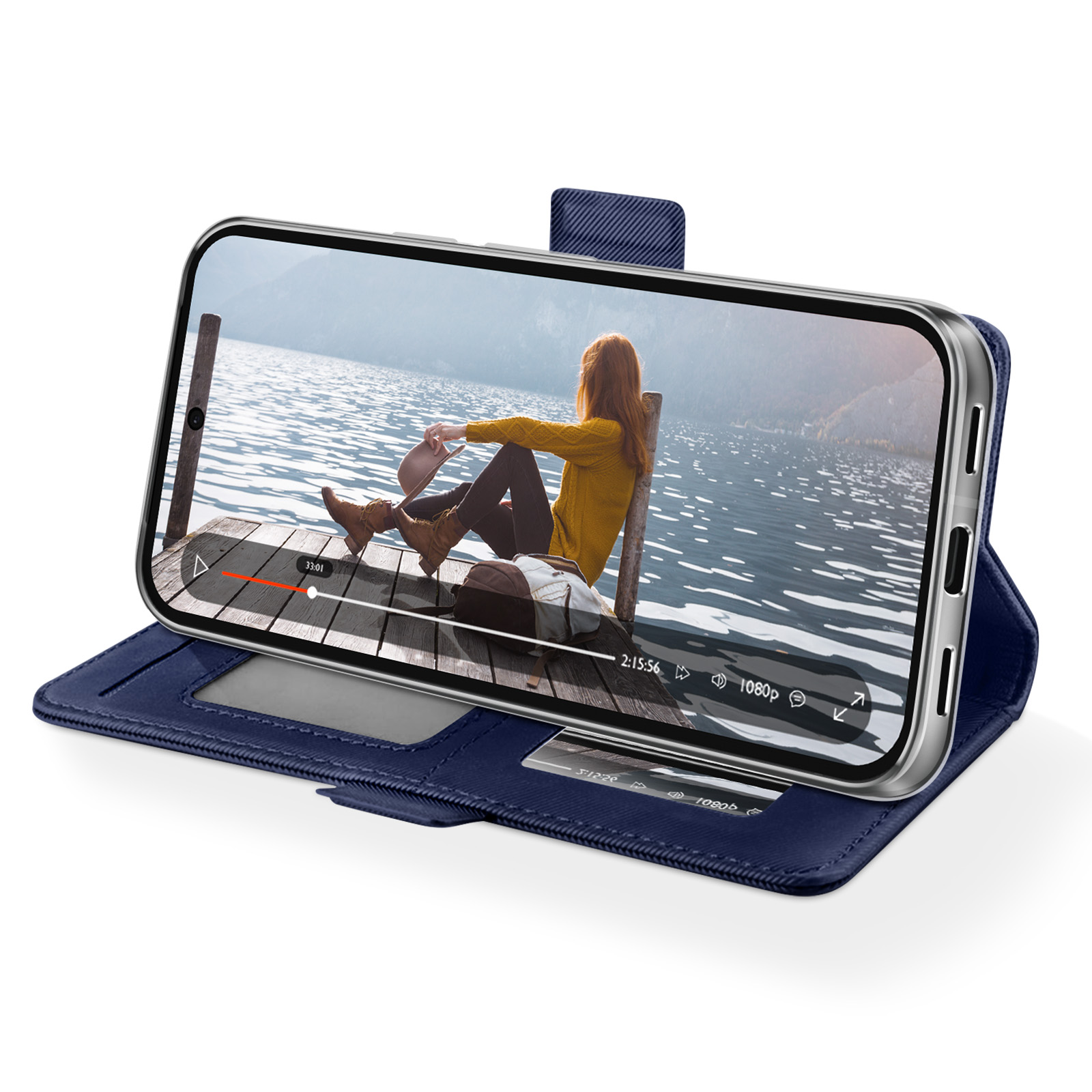 Un telefono mostra un video di una donna seduta su un molo. Il telefono è in una custodia blu, lo sfondo mostra un lago.