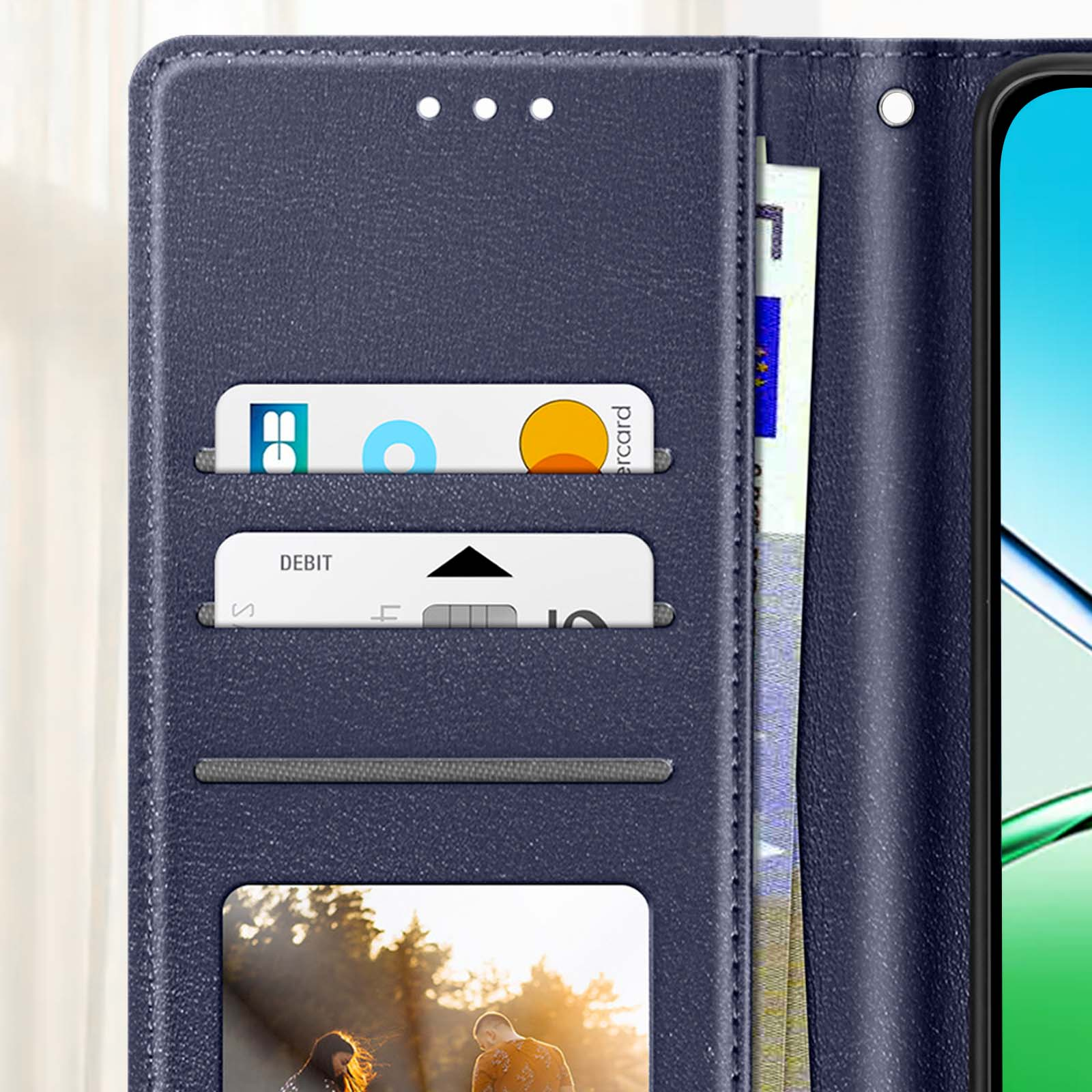 Custodia per telefono blu navy con carte e banconote. La custodia contiene carte di debito e di credito e sono visibili banconote in euro.
