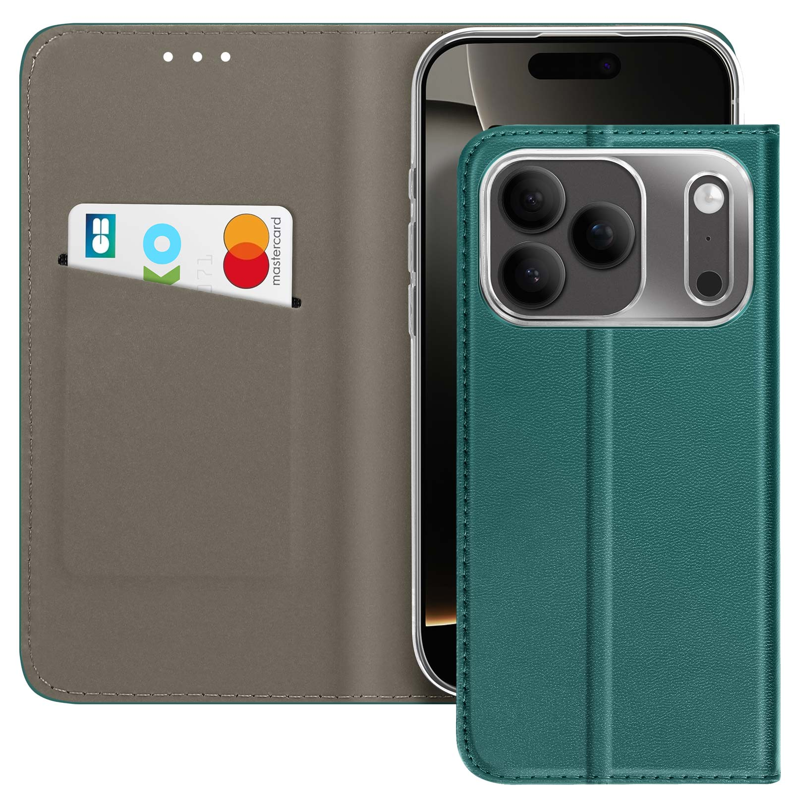 Custodia per telefono verde acqua con telefono all'interno. Carta di credito in tasca. Sfondo bianco.