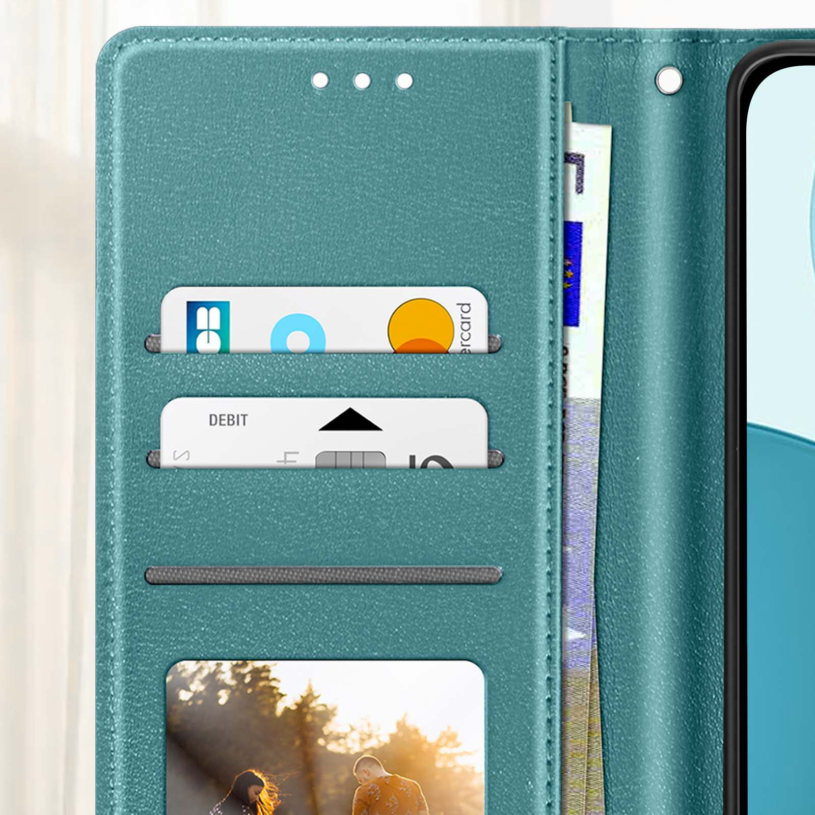 Custodia per telefono turchese con scomparti per carte, contenente carte e denaro. Le carte hanno loghi e una foto in basso.
