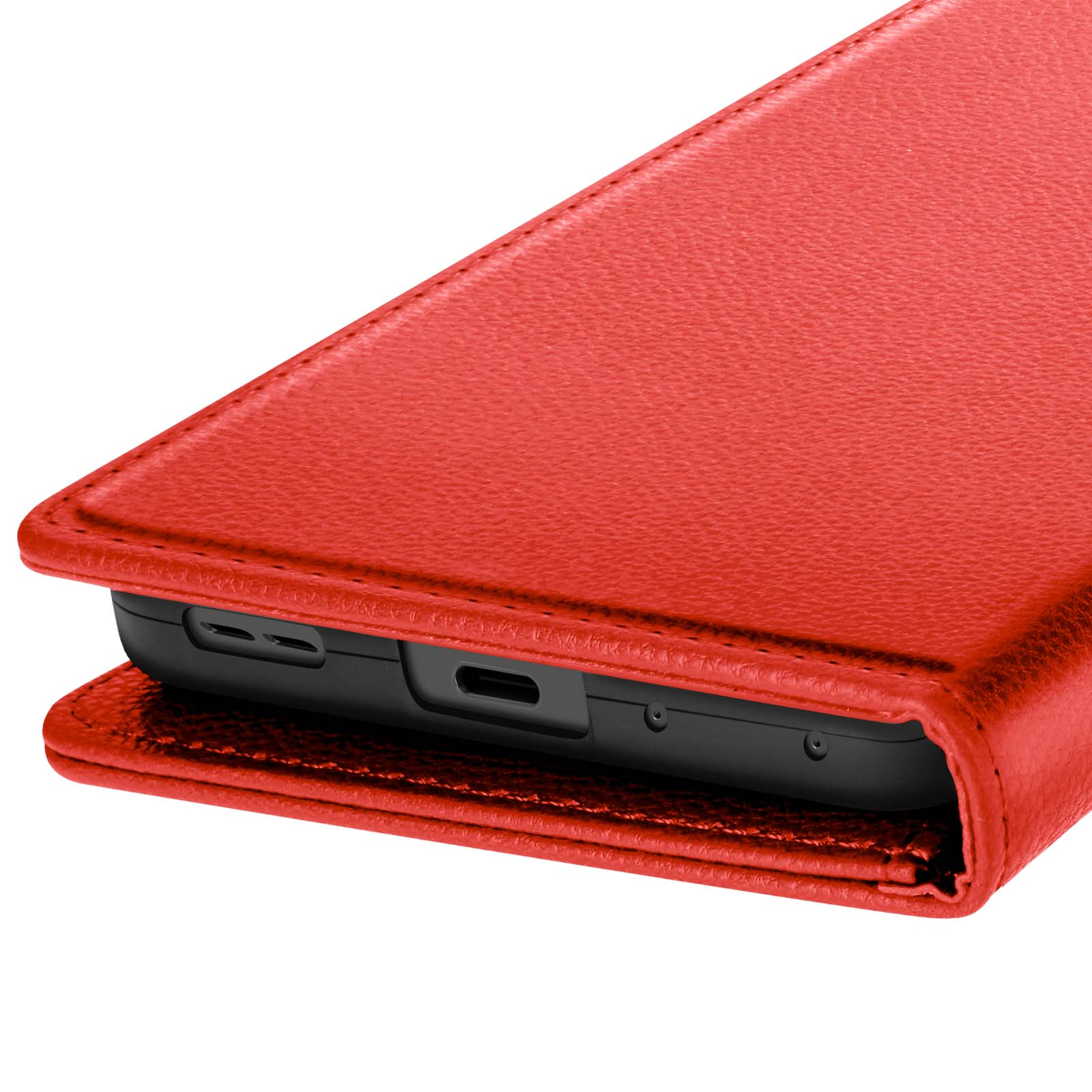 Eine rote Leder-Handyhülle mit einem schwarzen Telefon darin, schräge Ansicht auf weißem Hintergrund.