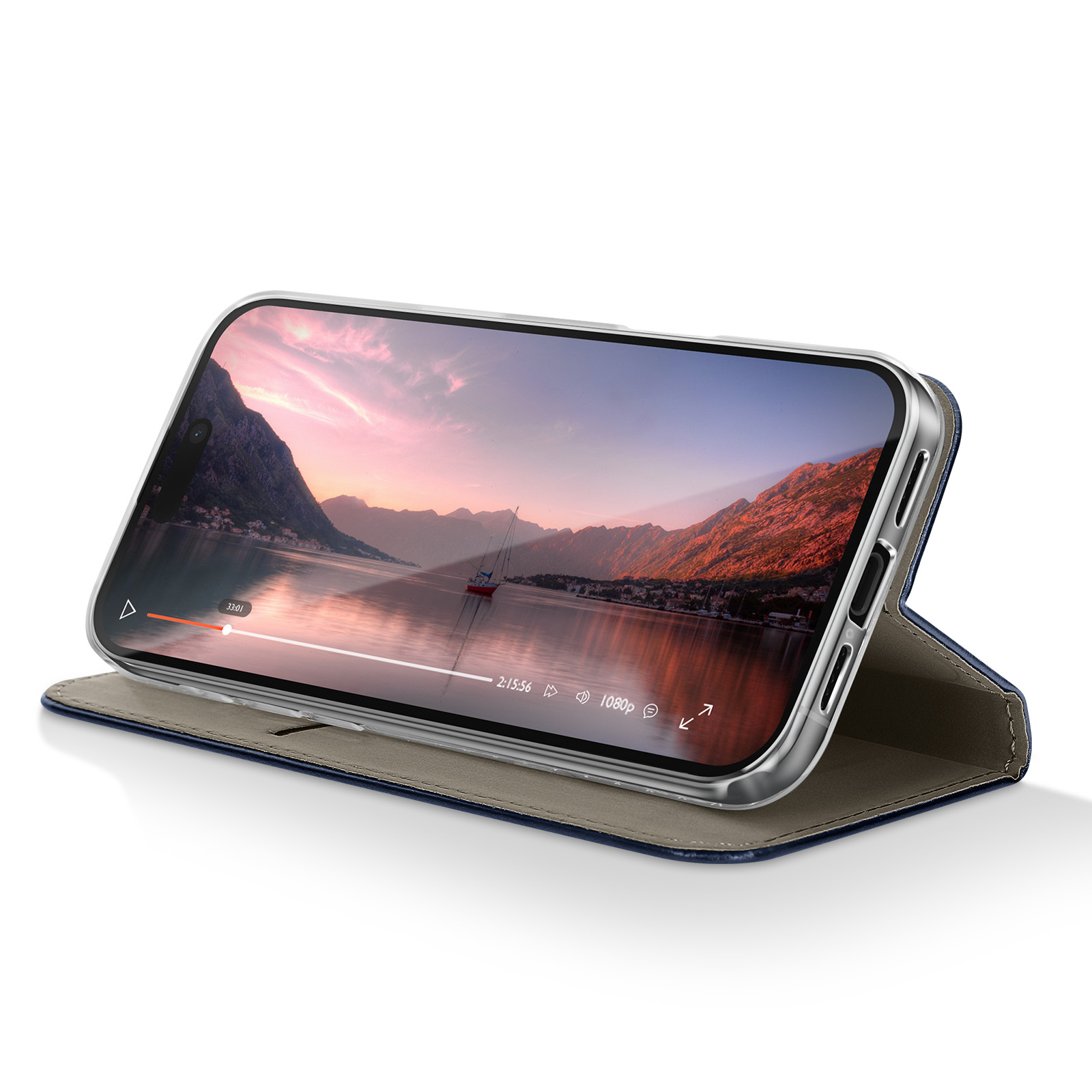 Smartphone met video op het scherm, in een blauwe hoes. De video toont een landschap met een rode boot en bergen.