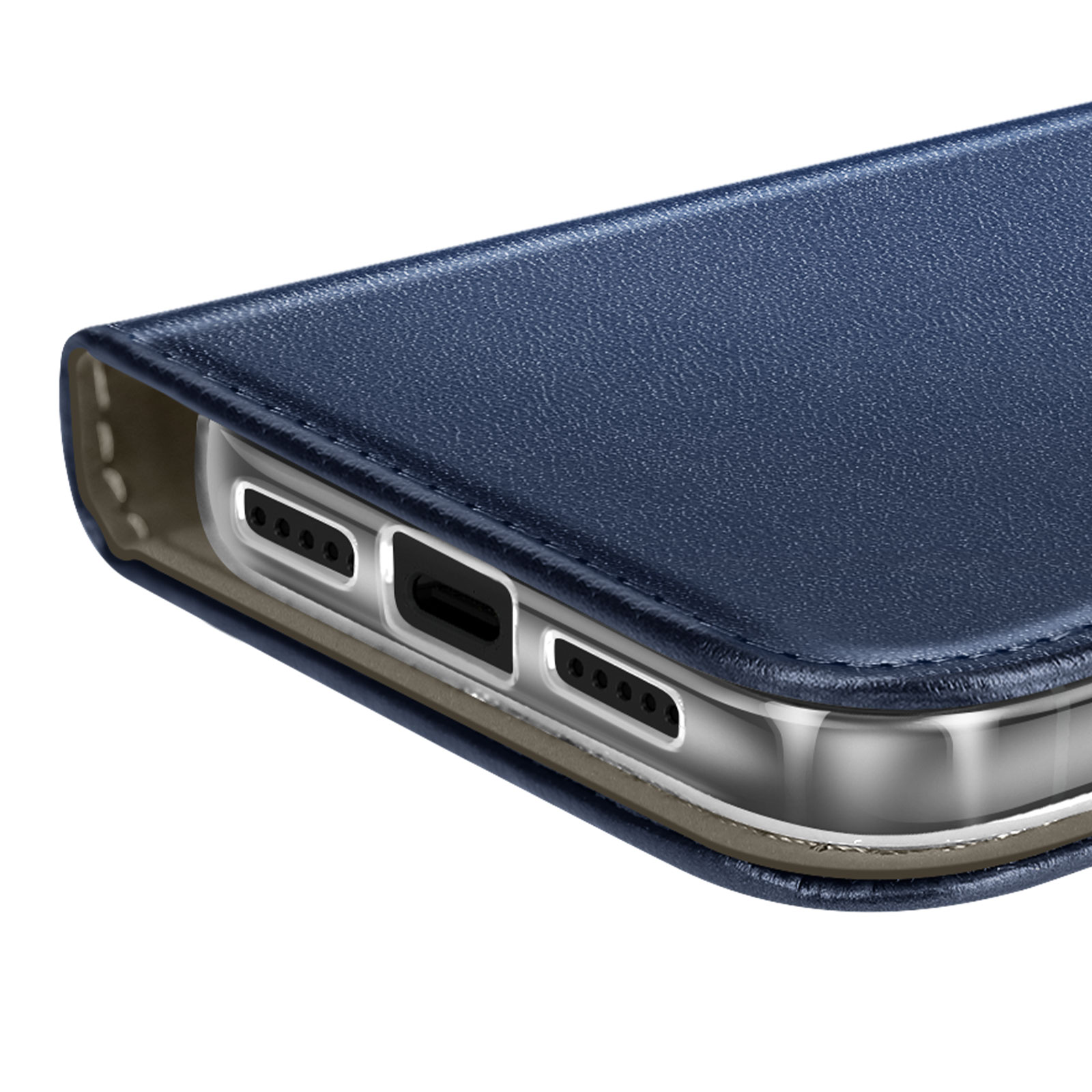Close-up van een blauwe leren telefoonhoes. De oplaadpoort en luidsprekergaten zijn zichtbaar. De achtergrond is wit.