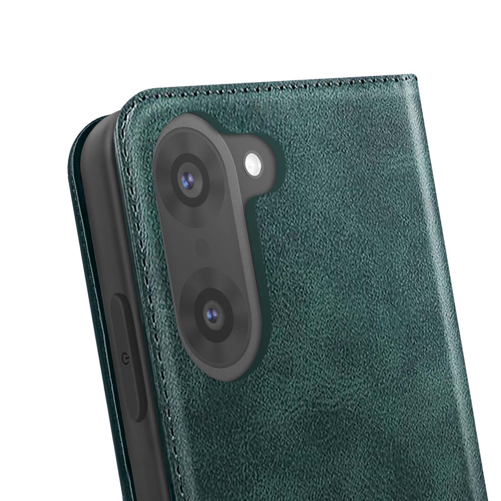 Primo piano di una custodia verde per telefono con modulo fotocamera. Un pulsante di accensione è visibile sul lato. Sfondo bianco.