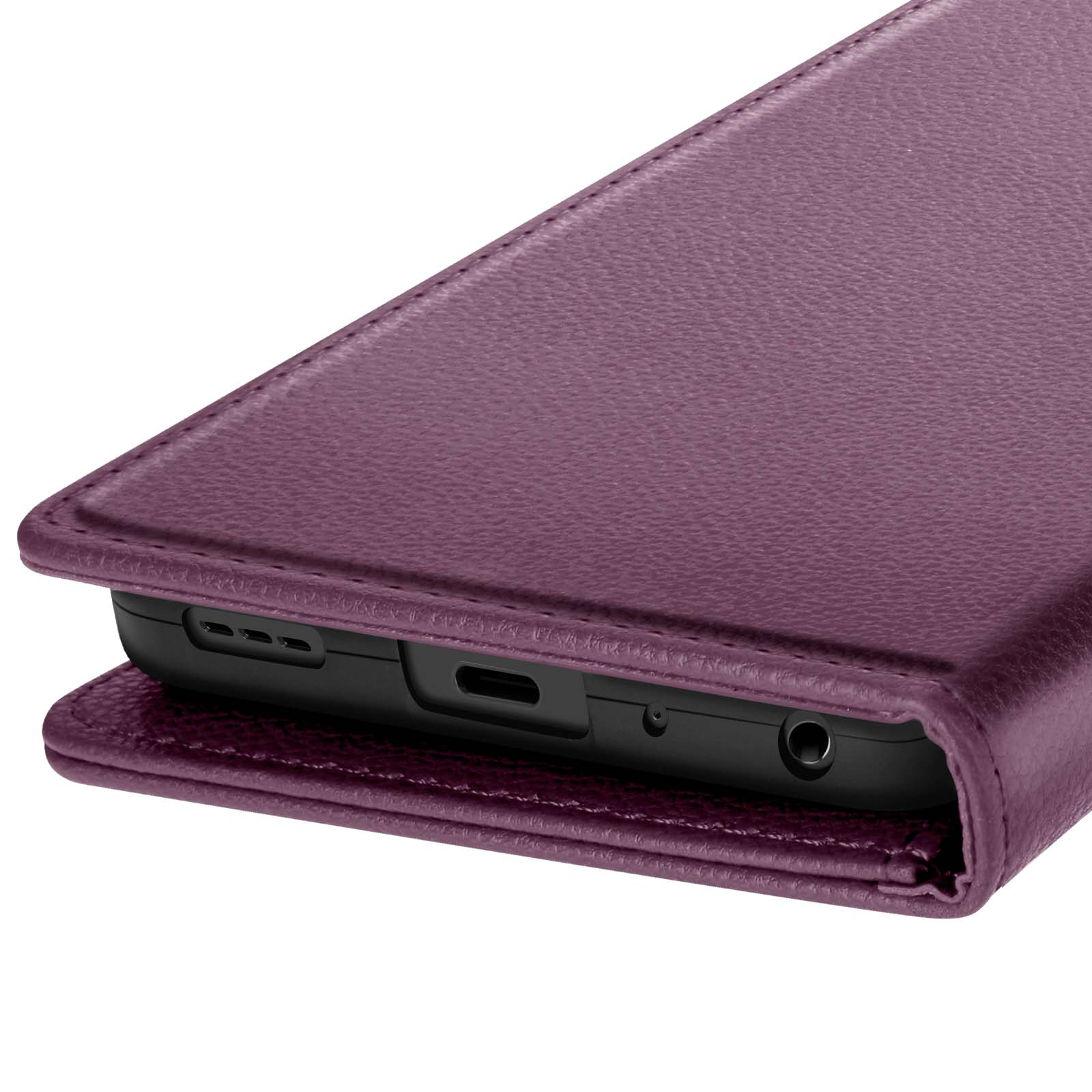 Una custodia per telefono in pelle viola con un telefono all'interno. La custodia è aperta, mostrando il bordo inferiore del telefono.