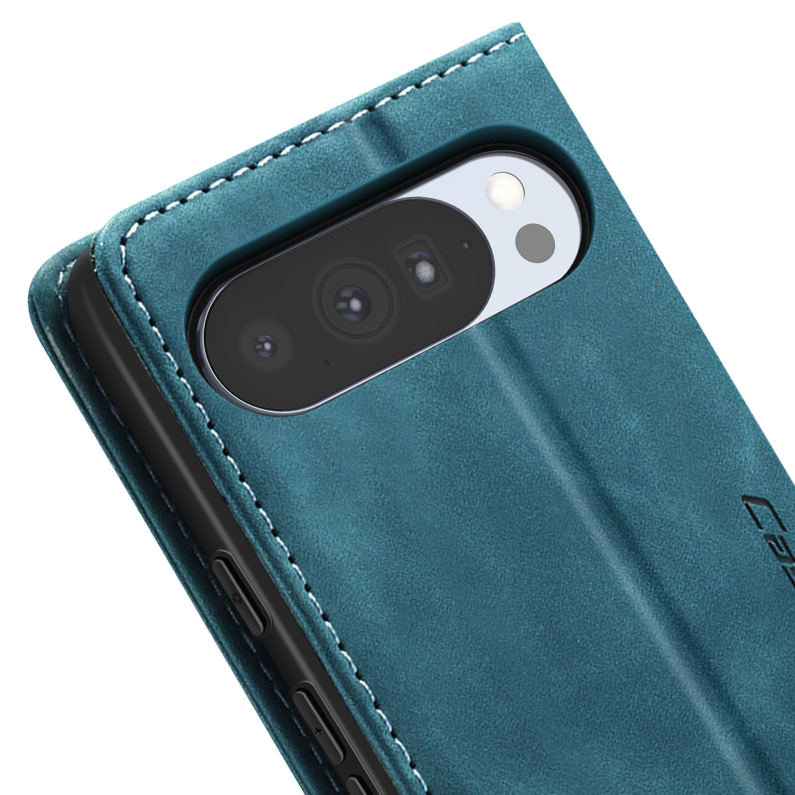 Primo piano di una custodia per telefono color verde acqua con un ritaglio per la fotocamera. La custodia è aperta, rivelando l'obiettivo e il flash della fotocamera del telefono.