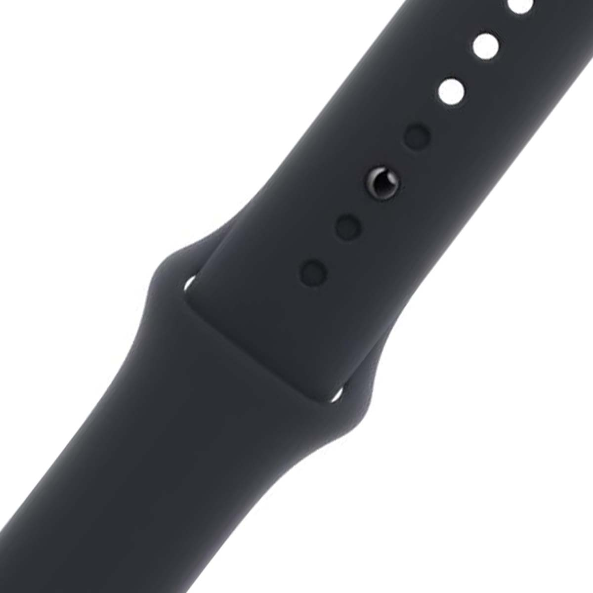 Primo piano di un cinturino nero con diversi fori e un perno. Il cinturino è angolato e su sfondo bianco.