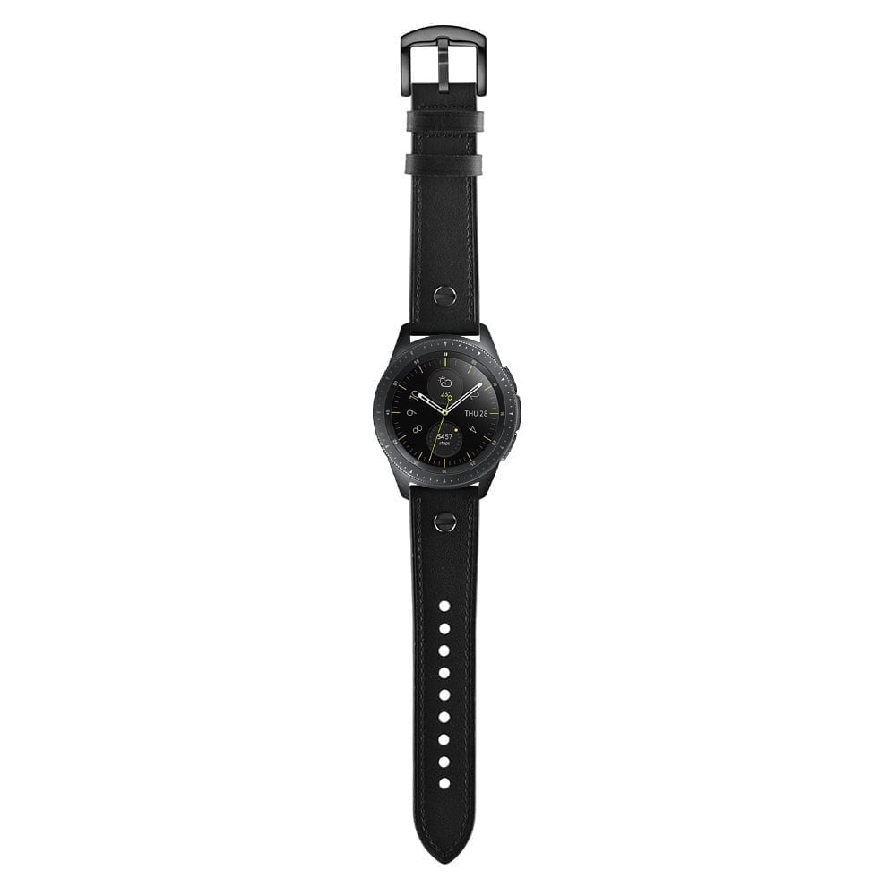 Eine schwarze Smartwatch mit Lederarmband wird vor weißem Hintergrund gezeigt. Die Uhr zeigt die Uhrzeit und andere Informationen an.