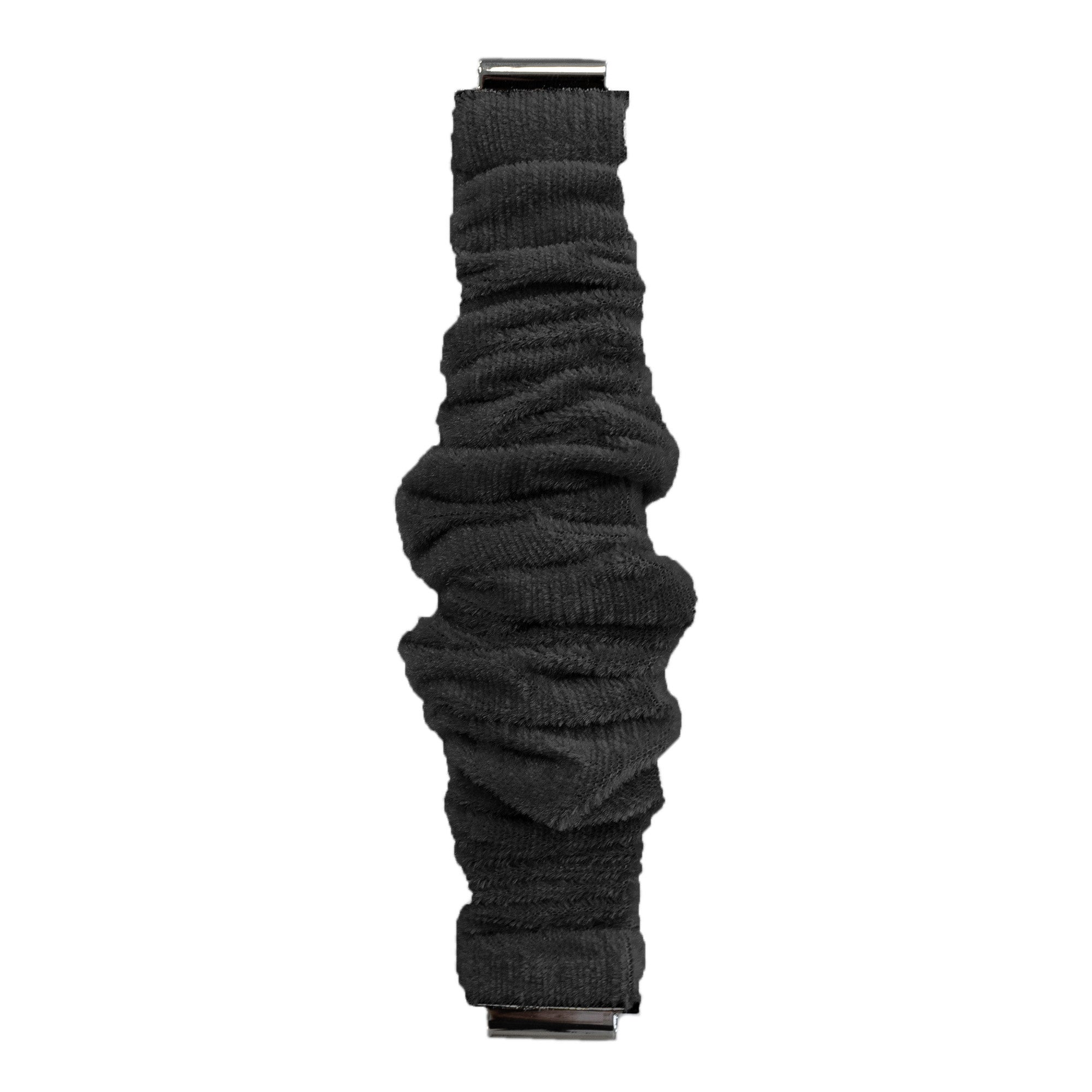 Ein schwarzes, geripptes Stoffarmband mit Metallverschlüssen an jedem Ende, vor weißem Hintergrund. Der Stoff ist gebündelt.