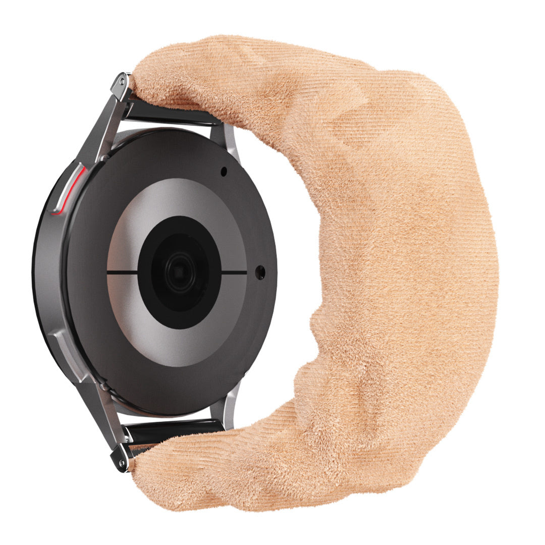 Eine schwarze Smartwatch wird von einer beigefarbenen Stoffhand gehalten. Die Uhr hat silberne Akzente und ein Kameraobjektiv.