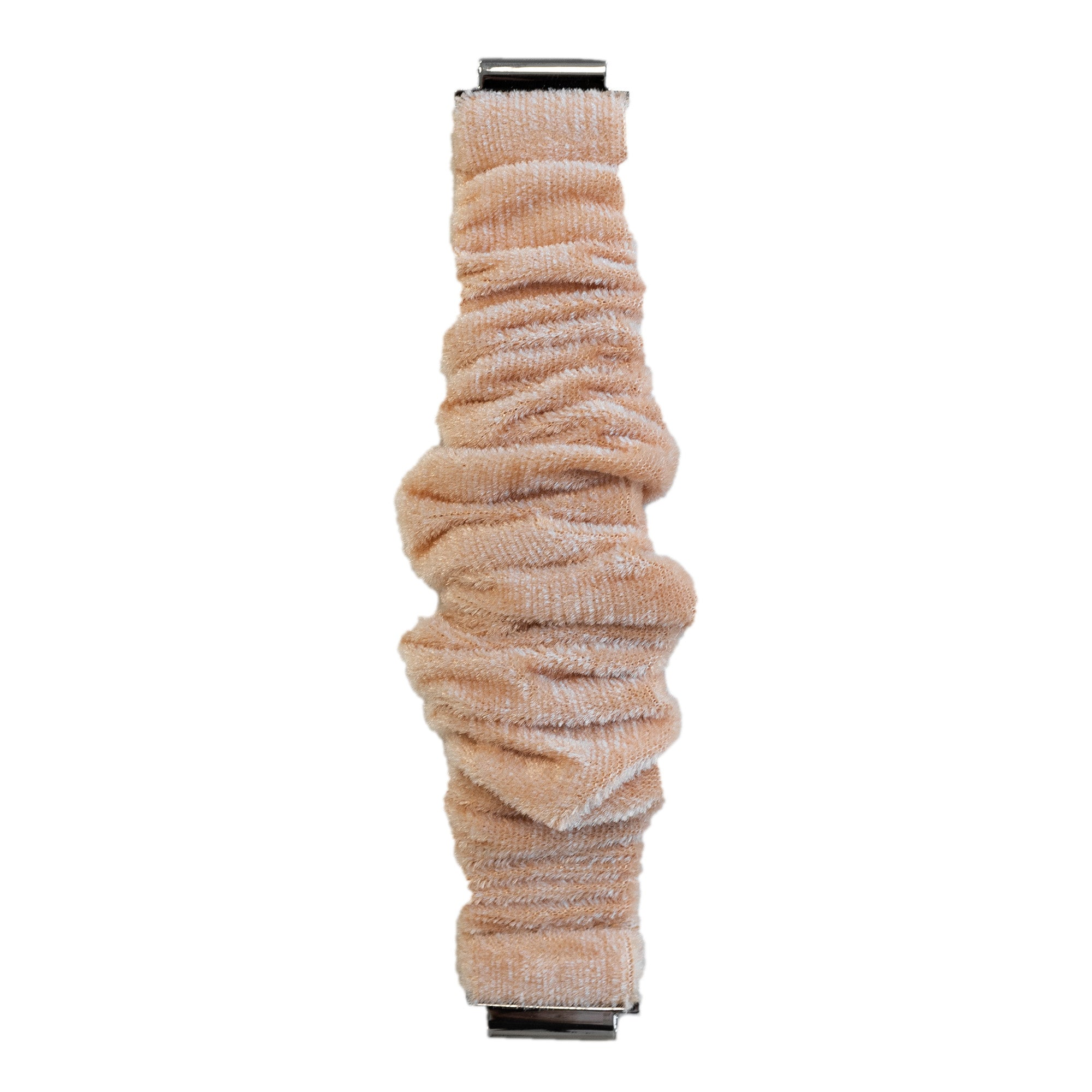 Ein beiges, strukturiertes, zylindrisches Objekt mit Metallenden, möglicherweise ein Armband oder ähnliches Zubehör, vor weißem Hintergrund.