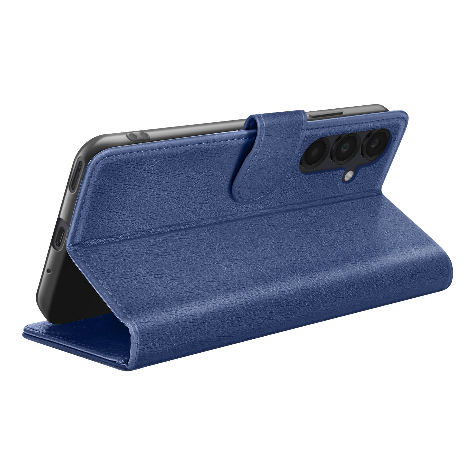 Een blauwe leren telefoonhoes is open en onthult een zwarte telefoon. De hoes heeft een magnetische sluiting en een drievoudige camera.