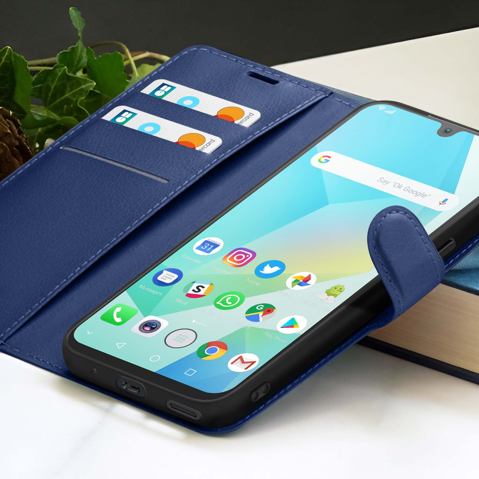 Een smartphone zit in een blauwe portemonnee. Creditcards zitten in de portemonnee. Het scherm toont app-pictogrammen en een Google-zoekbalk.