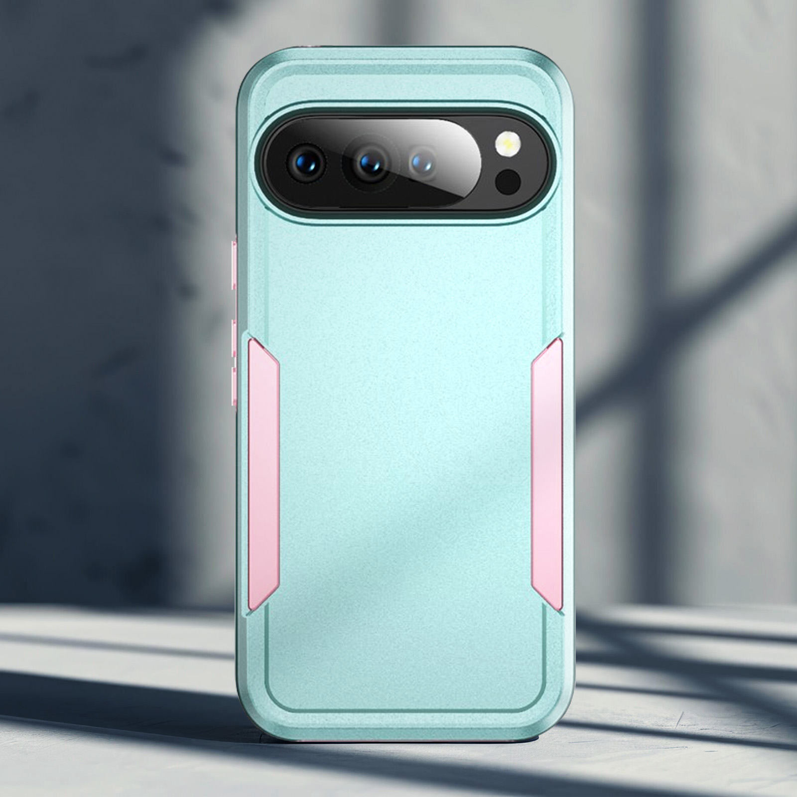 Een telefoonhoesje met een lichtblauw frame en roze accenten. De camera van de telefoon is zichtbaar bovenaan.