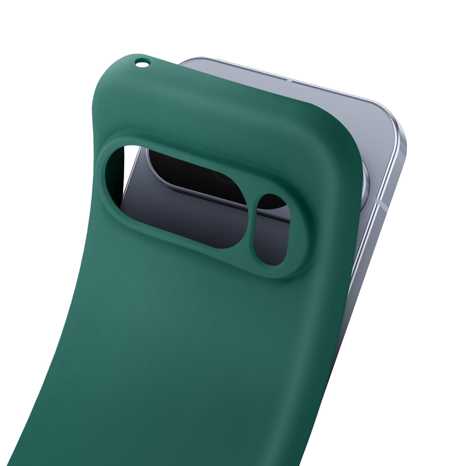 Een groene telefoonhoes bedekt gedeeltelijk een zilveren telefoon. De hoes heeft uitsparingen voor de camera en een gat aan de bovenkant.