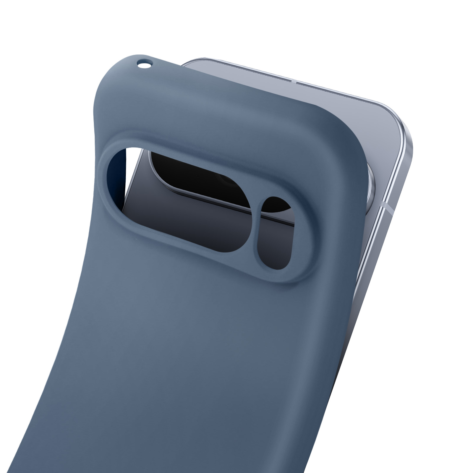 Een blauwe telefoonhoes zit op een telefoon. De hoes heeft openingen voor de camera en een klein gaatje bovenaan.