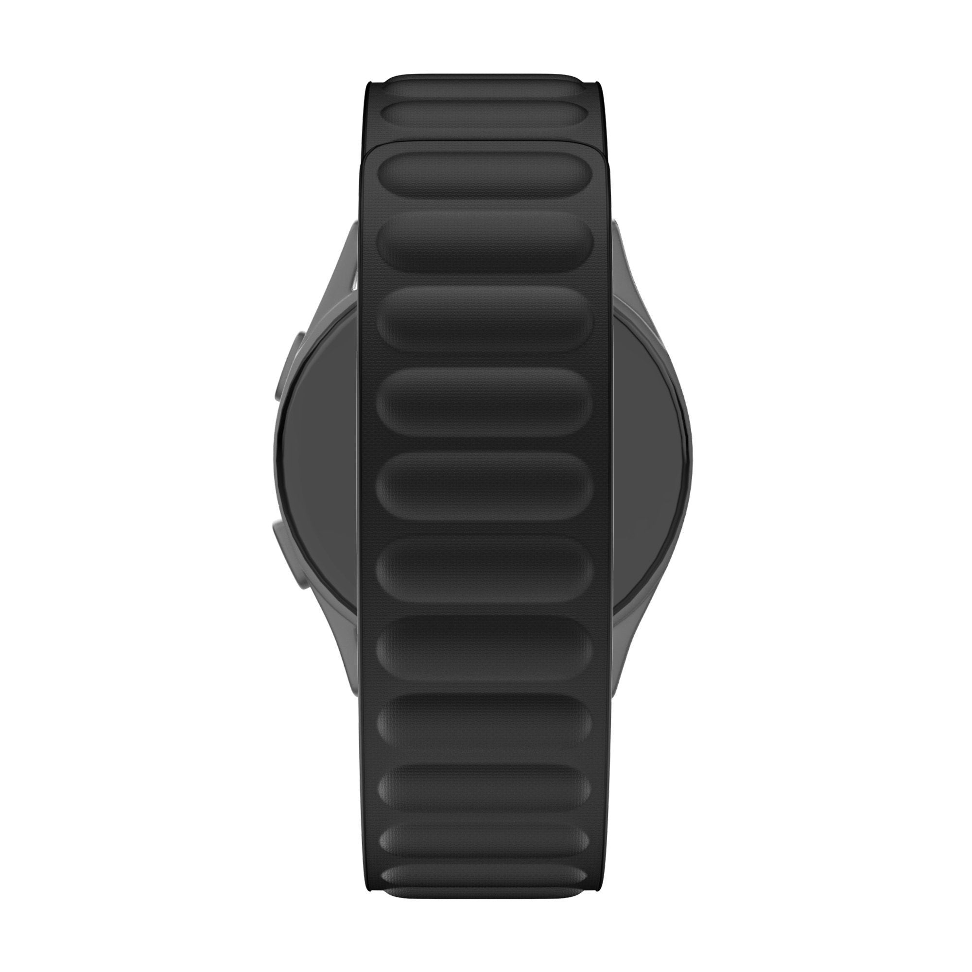 Eine schwarze Smartwatch mit schwarzem Armband ist auf weißem Hintergrund zentriert. Das Armband hat ein strukturiertes Muster.