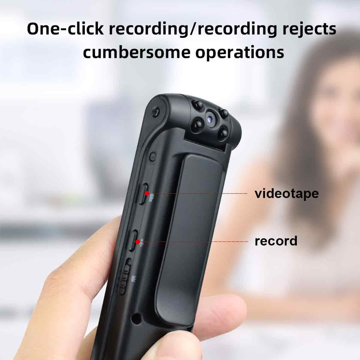 Eine Hand hält einen schwarzen Videorekorder. Beschriftete Tasten für Videoband und Aufnahme sind sichtbar. Der Hintergrund ist verschwommen.