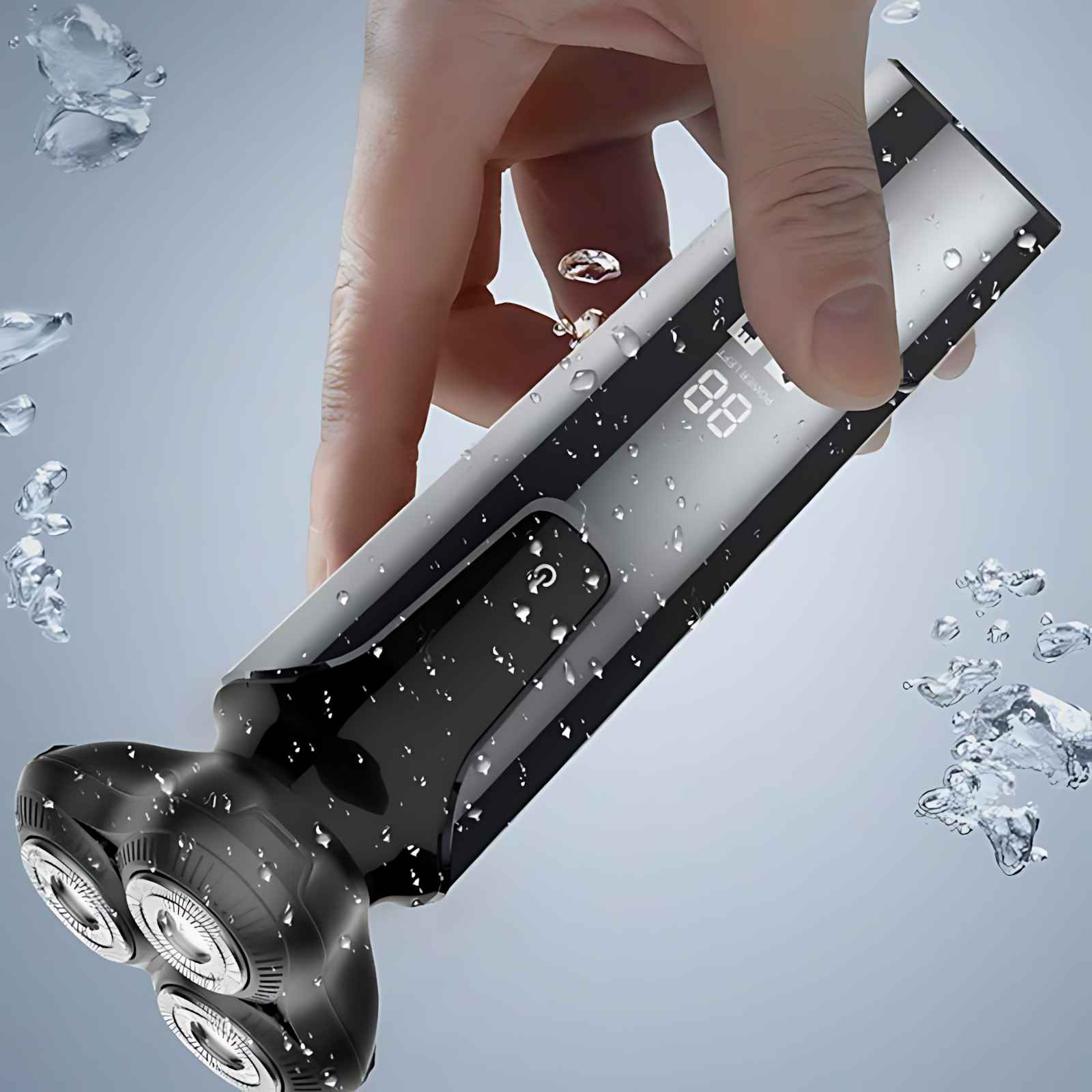 Ein schwarzer und silberner Elektrorasierer wird von einer Hand gehalten, mit Wassertropfen darum herum. Der Rasierer hat eine Digitalanzeige.