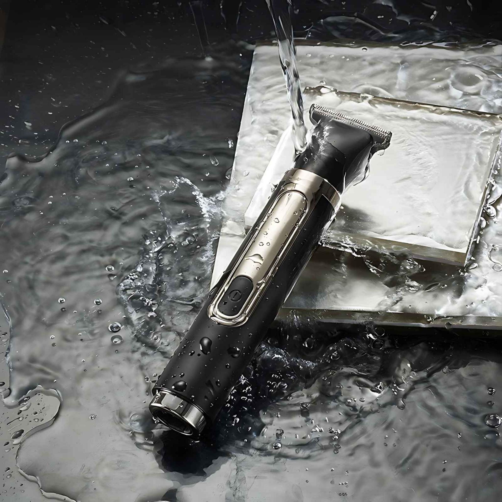Ein schwarzer und silberner Elektrorasierer ist in Wasser getaucht. Wasser strömt über den Rasierer und die Oberfläche.