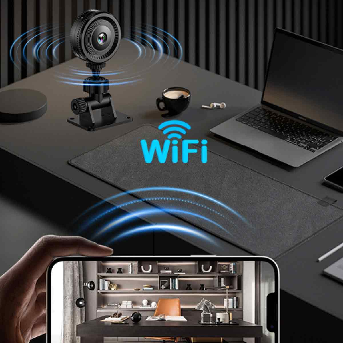 Eine Überwachungskamera auf einem Schreibtisch mit Laptop, Kaffee und WLAN-Symbol. Ein Telefon zeigt einen Raum.