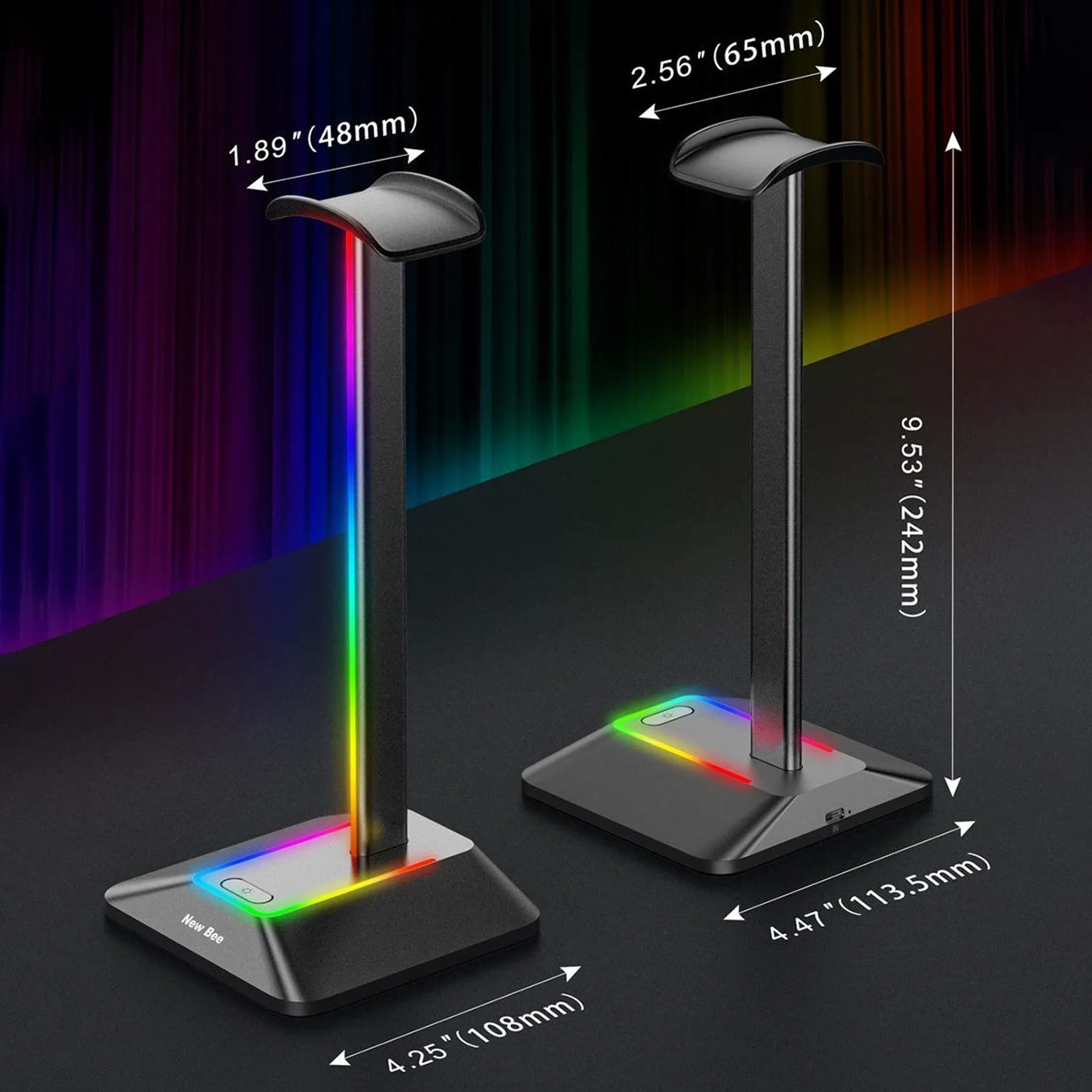 Zwei schwarze Kopfhörerständer mit RGB-Beleuchtung. Maße werden angezeigt. Einer sagt 'New Bee'.