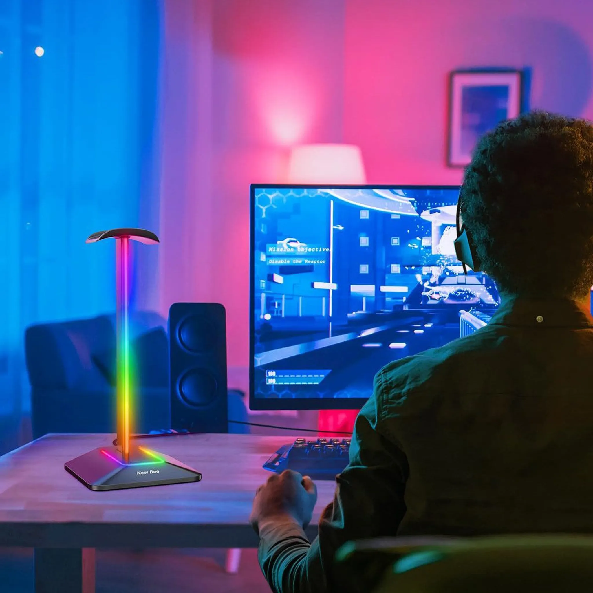 Eine Person mit Headset spielt ein Spiel. Die Szene wird von bunten Lichtern beleuchtet, ein Kopfhörerständer ist sichtbar.