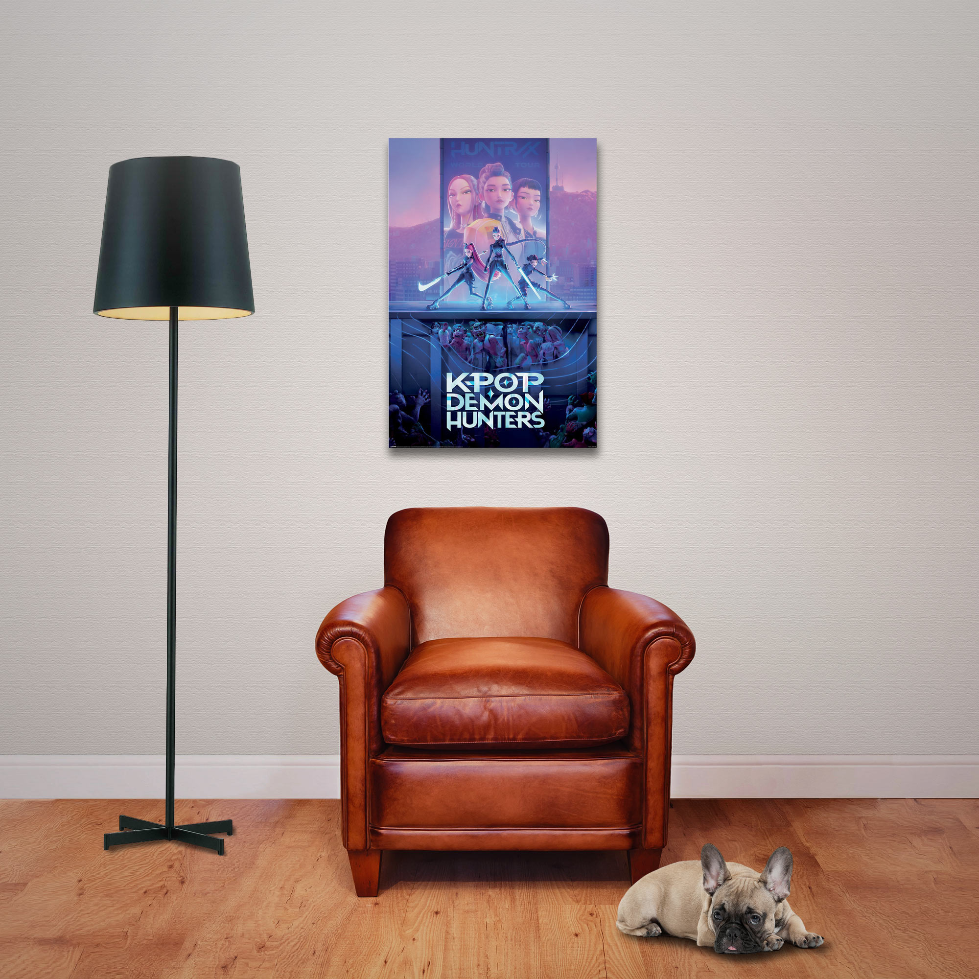 Ein Raum mit Poster, Ledersessel, schwarzer Lampe und Hund auf Holzboden.