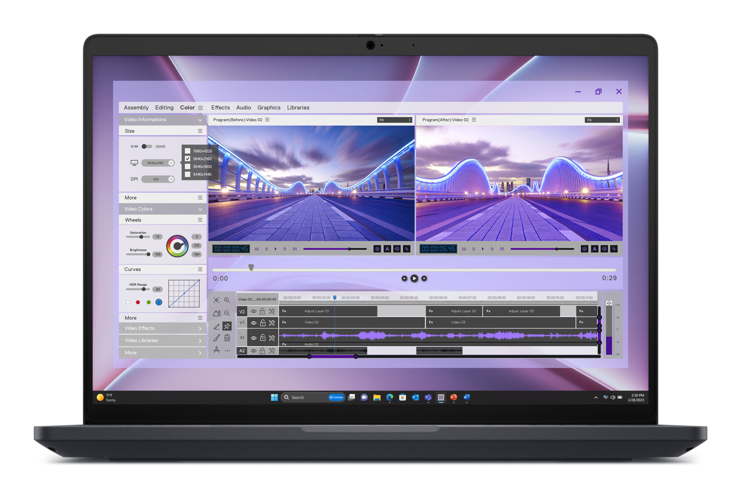 Schermo del laptop che mostra un software di editing video con timeline e finestre di anteprima. È visibile una strada con luci.