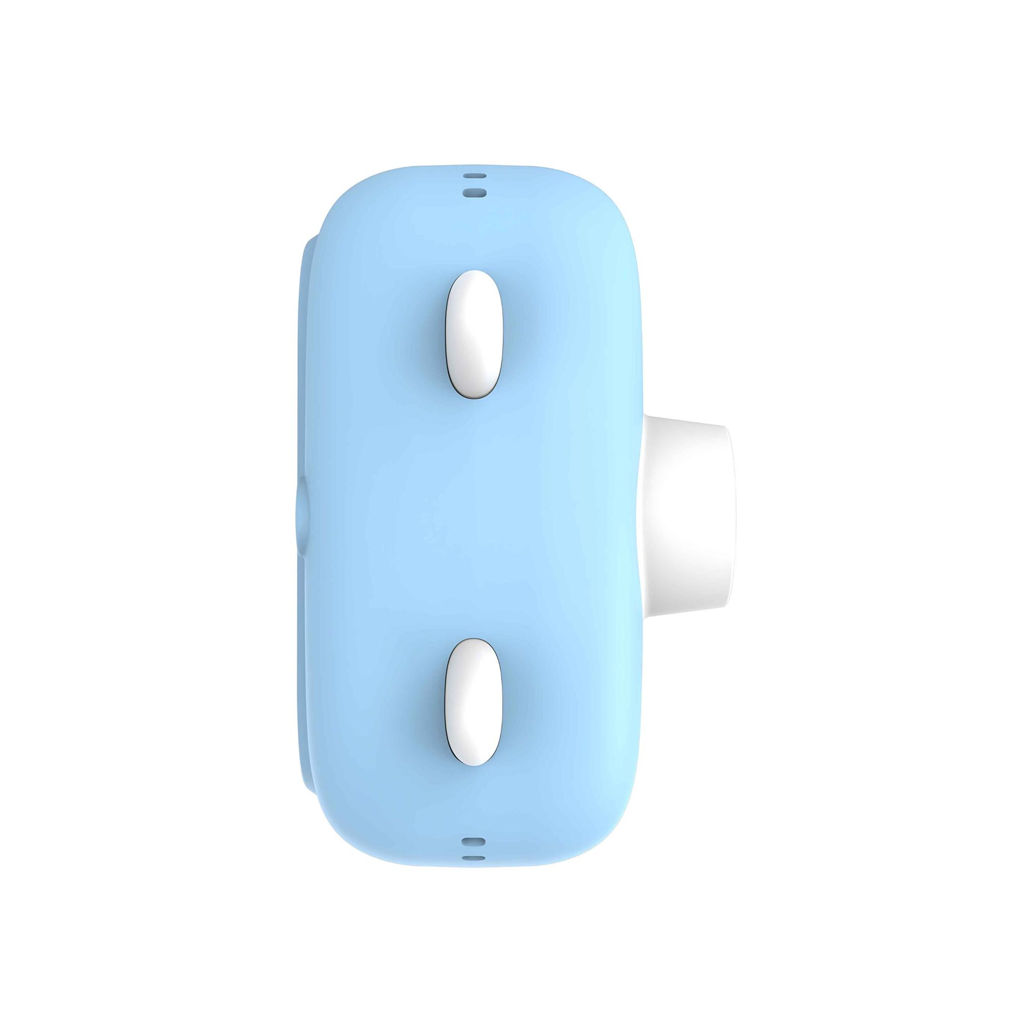 Eine hellblaue Kamera mit weißen Knöpfen und einem Objektiv. Die Kamera hat abgerundete Kanten, ein vertikales Design und einen weißen Hintergrund.