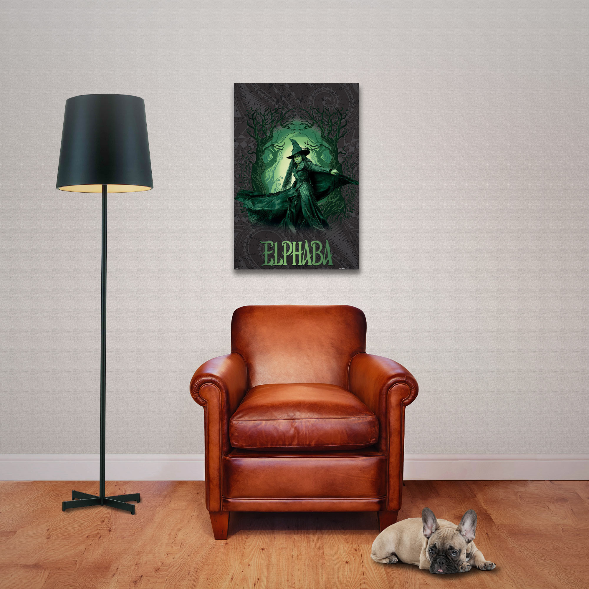 Ein Raum mit einem Poster, einem Ledersessel, einer Stehlampe und einem Hund. Auf dem Poster steht 'Elphaba'. Der Hund liegt auf dem Boden.
