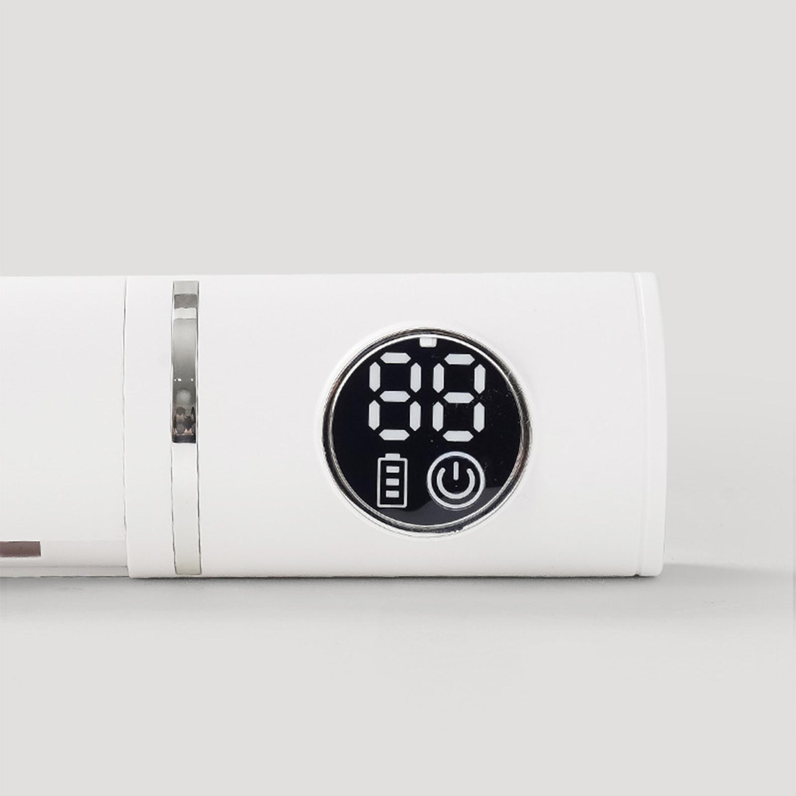 Ein weißes Gerät mit Digitalanzeige, die "88" anzeigt, sowie Batterie- und Stromsymbole. Der Hintergrund ist hellgrau.