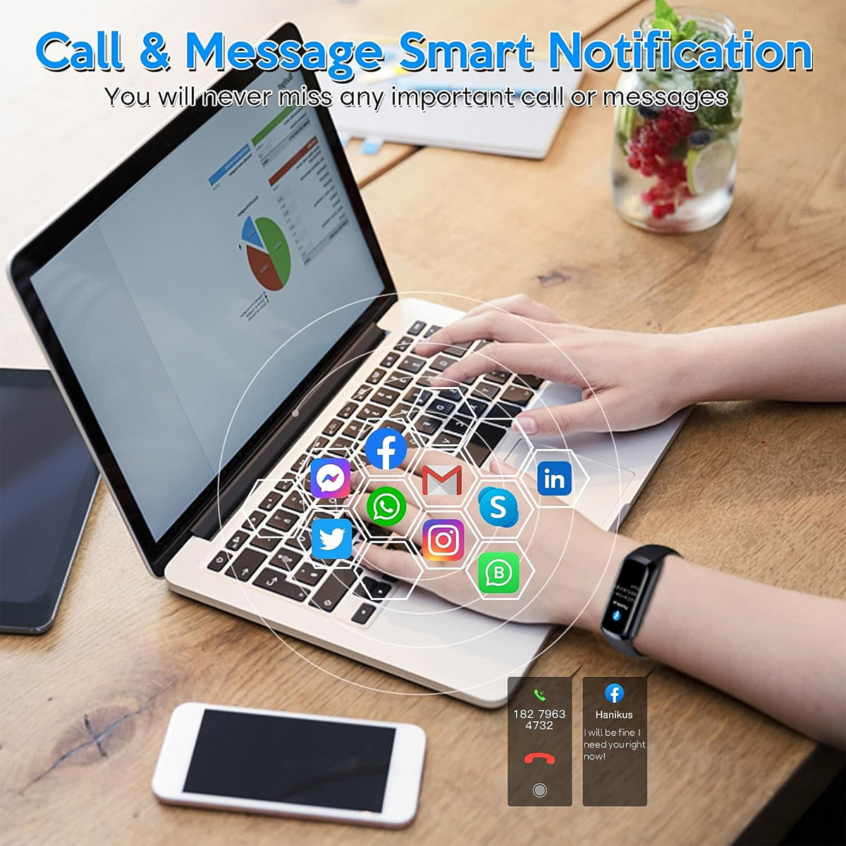Eine Person benutzt einen Laptop mit Social-Media-Symbolen. Eine Smartwatch zeigt eine Benachrichtigung an. Ein Telefon und Tablet liegen auf dem Schreibtisch.
