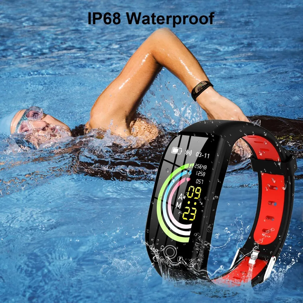 Ein Schwimmer in einem Pool mit einem Fitnesstracker. Die Uhr ist schwarz und rot. Der Schwimmer trägt eine Badekappe und eine Brille.
