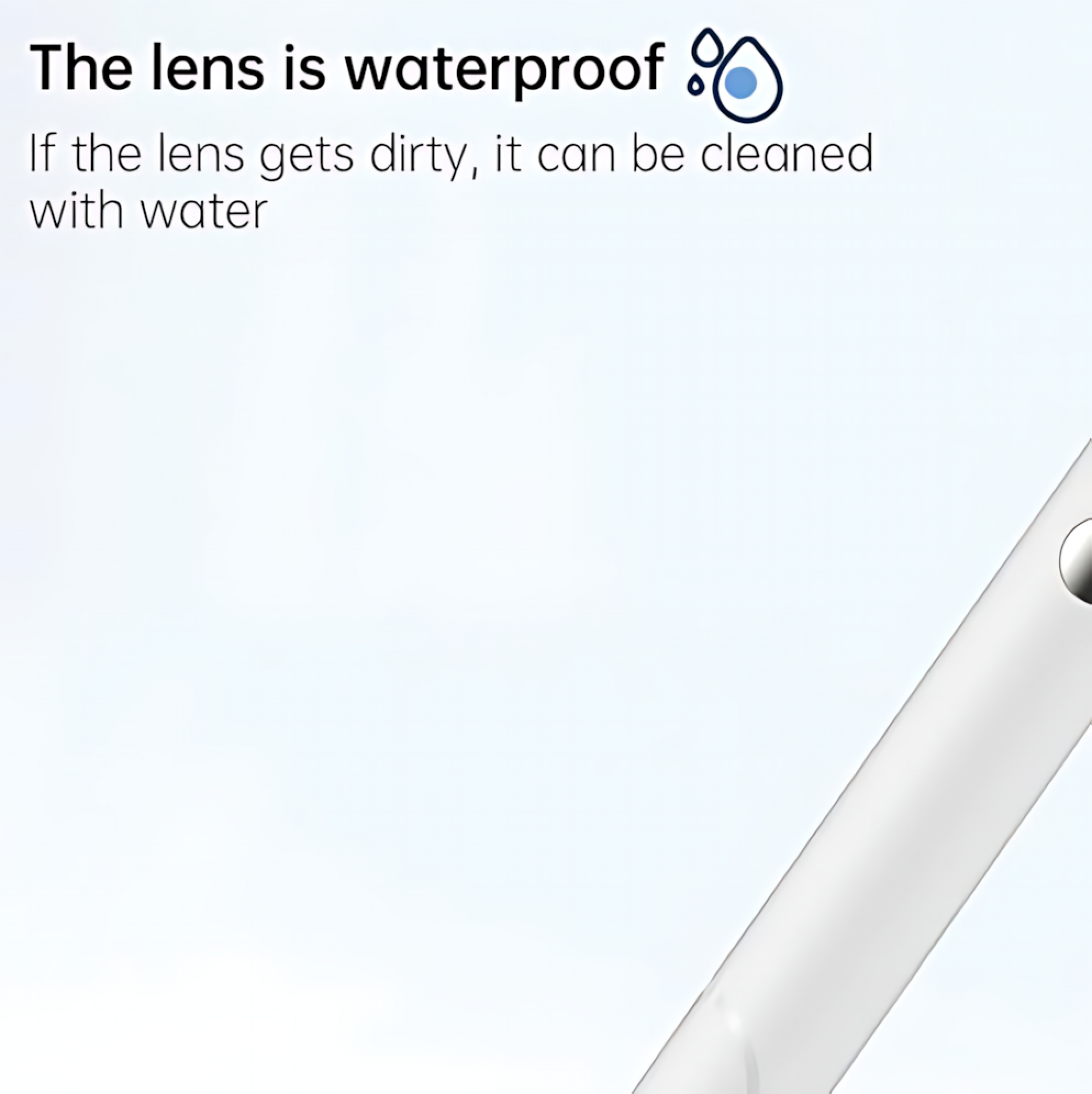 Der Text besagt, dass die Linse wasserdicht ist und mit Wasser gereinigt werden kann. Ein weißes Objekt ist in der rechten unteren Ecke.