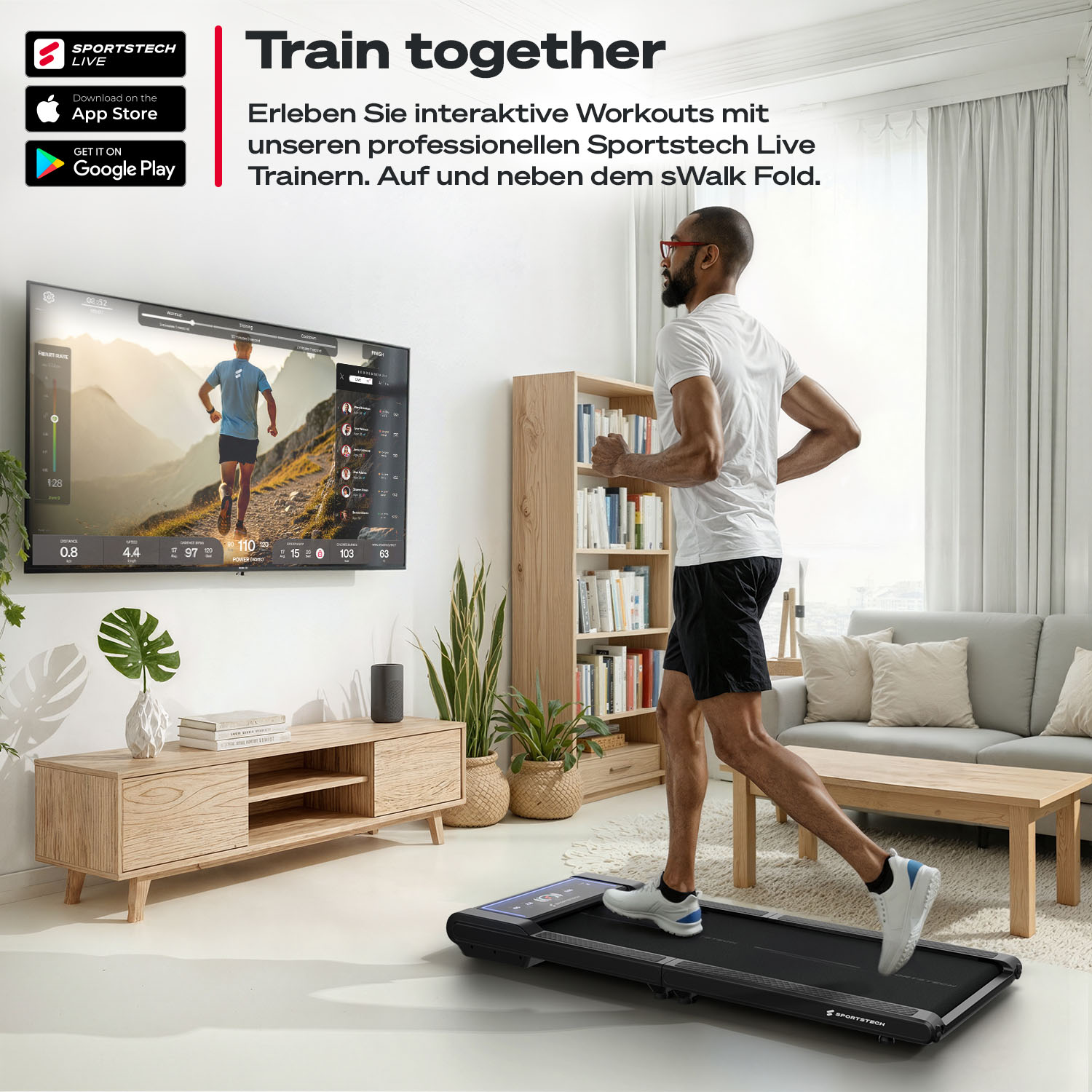 Ein Mann läuft drinnen auf einem Laufband. Ein Fernseher zeigt einen Workout-Bildschirm. Eine Couch, ein Bücherregal und Dekoration sind im Hintergrund.