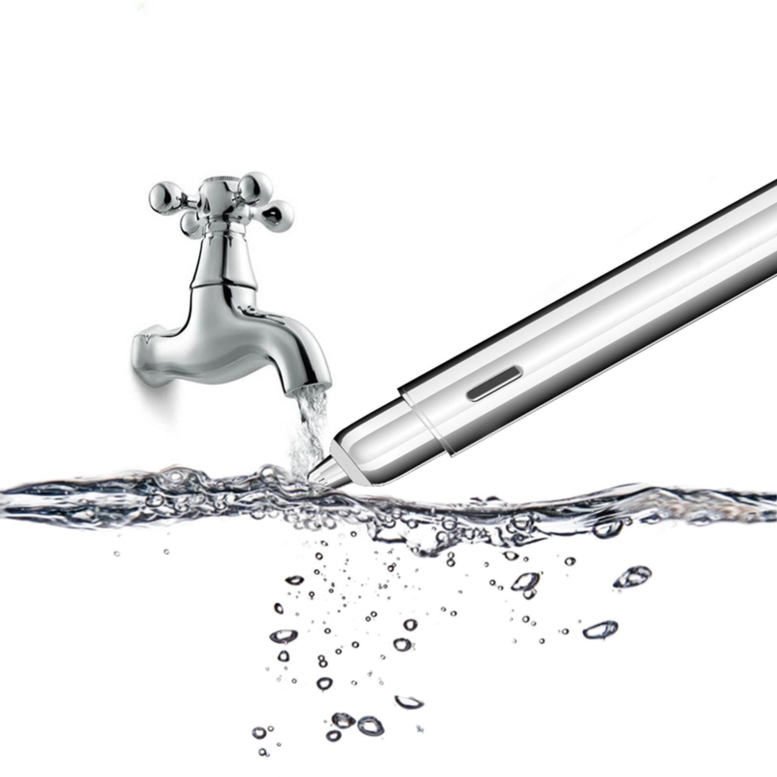 Ein verchromter Wasserhahn gießt Wasser. Ein silbernes stiftähnliches Objekt wird in das Wasser gelegt. Blasen und Wasserwellen sind sichtbar.