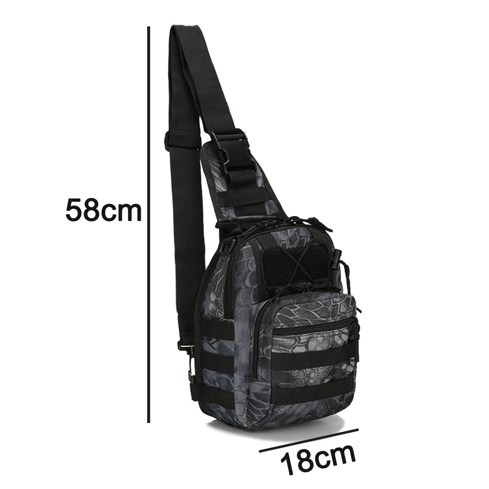 Graue Tarnung-Umhängetasche mit schwarzem Riemen. Abmessungen sind 58 cm Höhe und 18 cm Breite. Die Tasche hat mehrere Fächer.