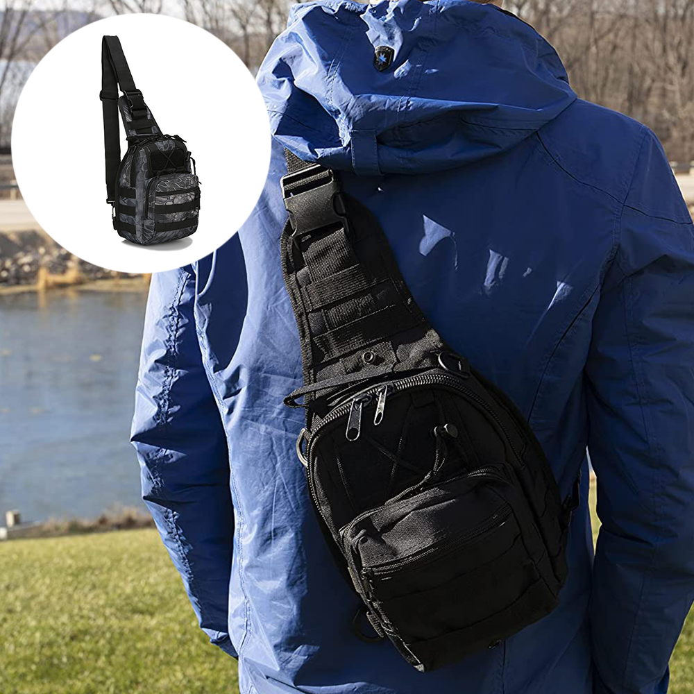 Eine Person, die eine schwarze Umhängetasche über der Schulter trägt. Sie trägt eine blaue Jacke mit Kapuze. Der Hintergrund zeigt einen See und Gras.