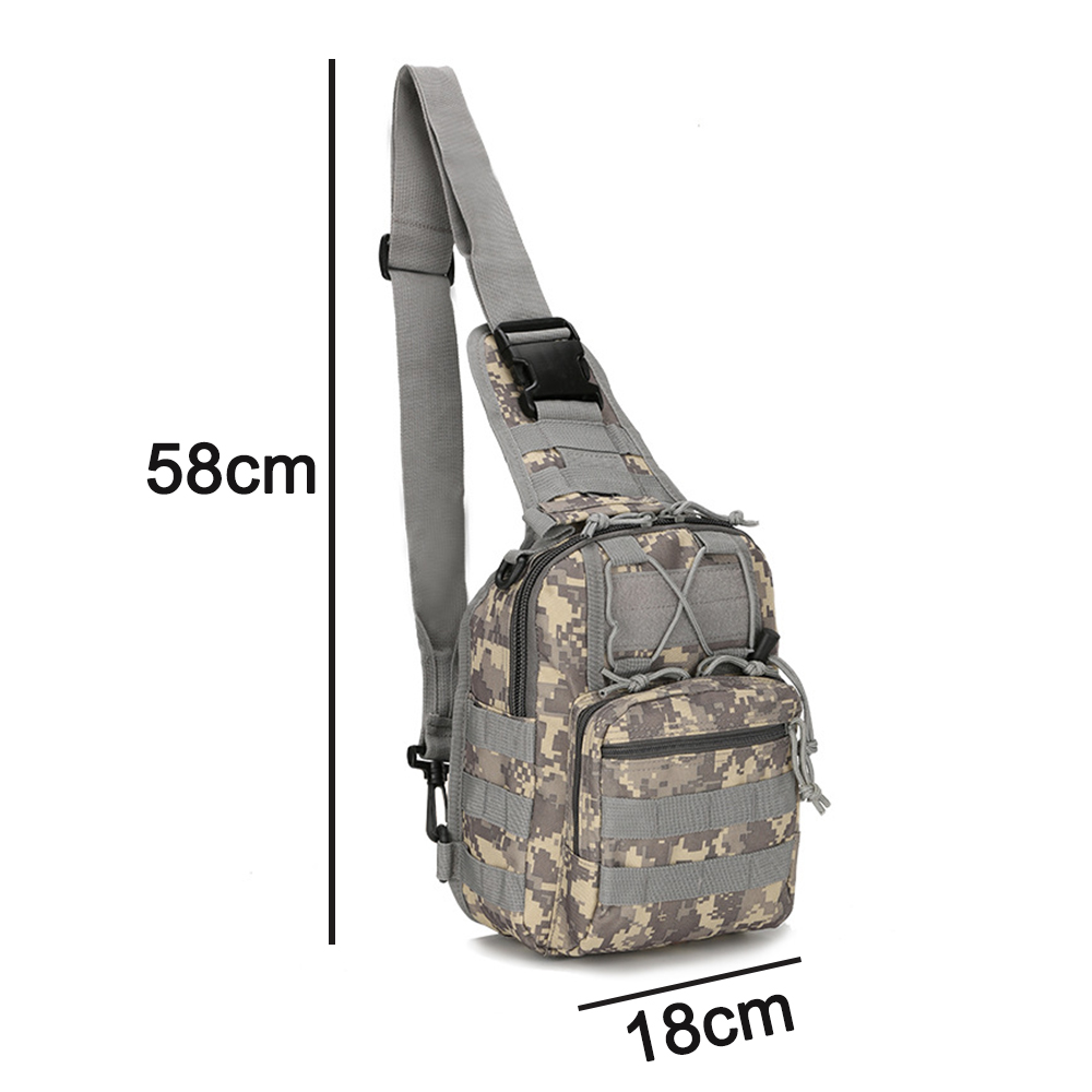 Eine grau-braune Tarn-Umhängetasche mit Schulterriemen. Maße: 58 cm hoch und 18 cm breit.
