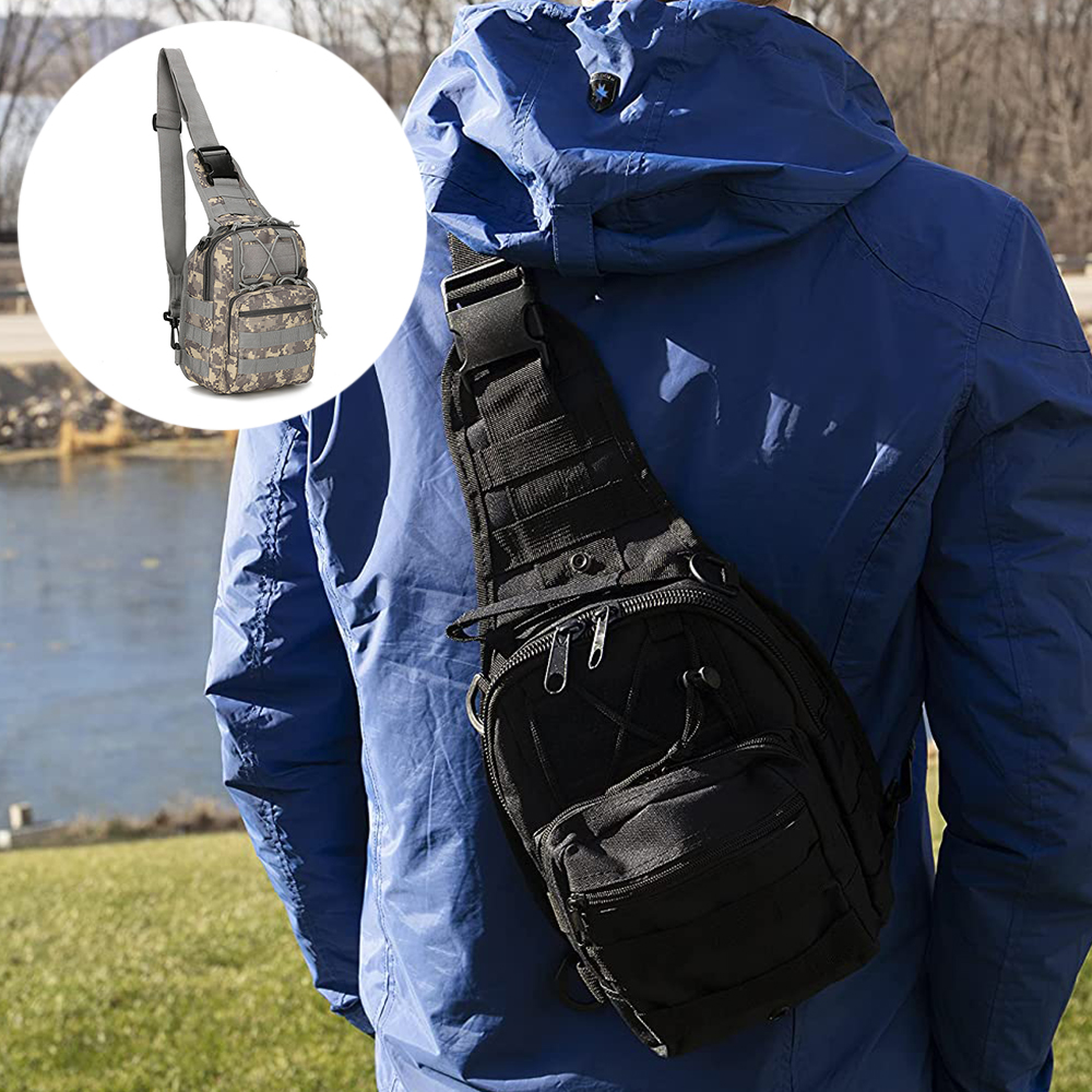 Eine Person trägt eine blaue Jacke mit einer schwarzen Umhängetasche. Eine Einblendung zeigt eine ähnliche Tasche im Tarnmuster.