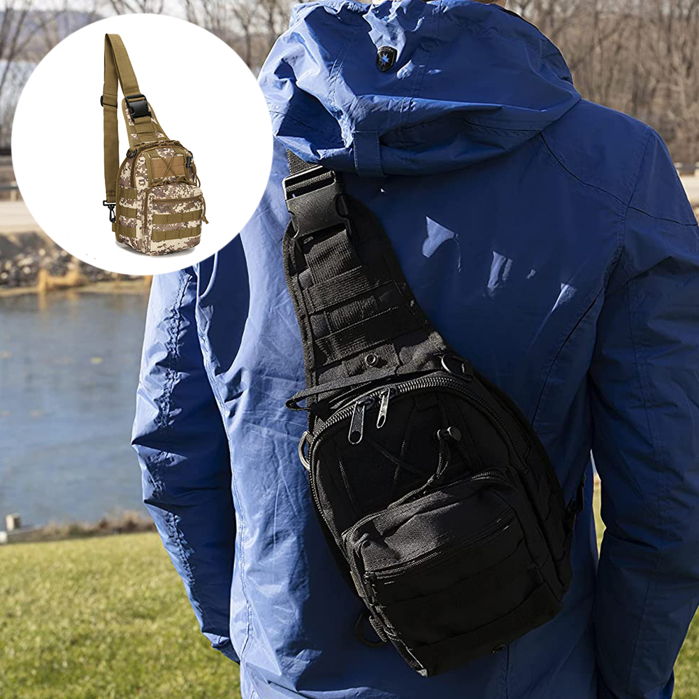 Eine Person mit einer blauen Jacke und einer schwarzen Umhängetasche. Eine kleinere Camouflage-Tasche befindet sich im Kreis. Grünes Gras und Wasser im Hintergrund.