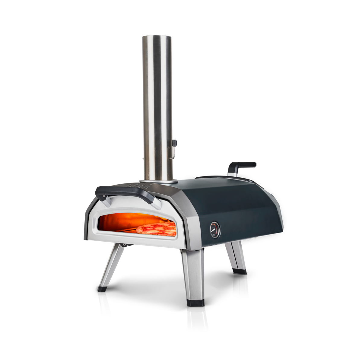 Un forno per pizza con camino in acciaio inossidabile, corpo grigio scuro e pizza all'interno. Poggia su quattro gambe argentate.