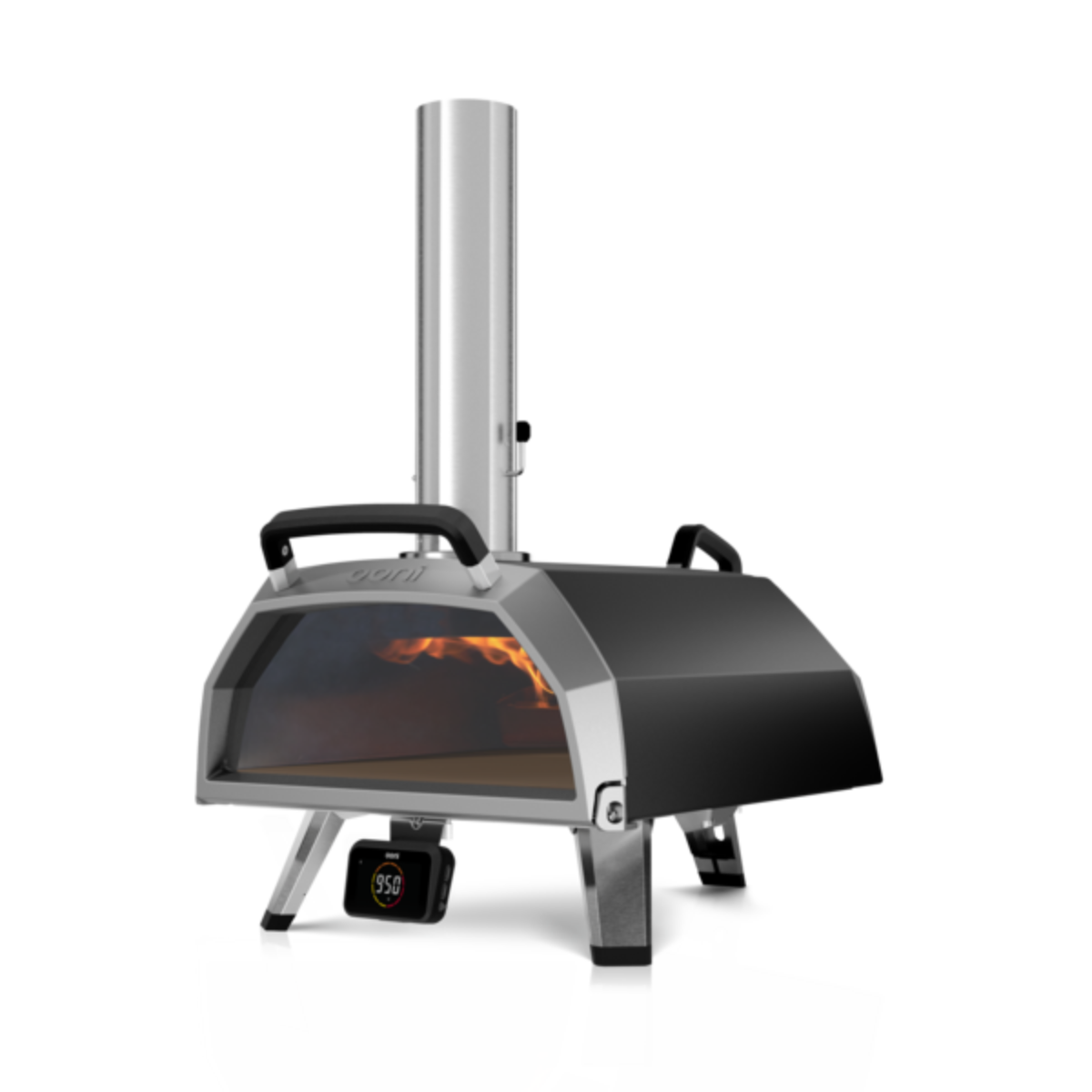 Un forno per pizza con parte superiore nera, lati argentati, un camino e un display digitale che mostra 950 gradi.