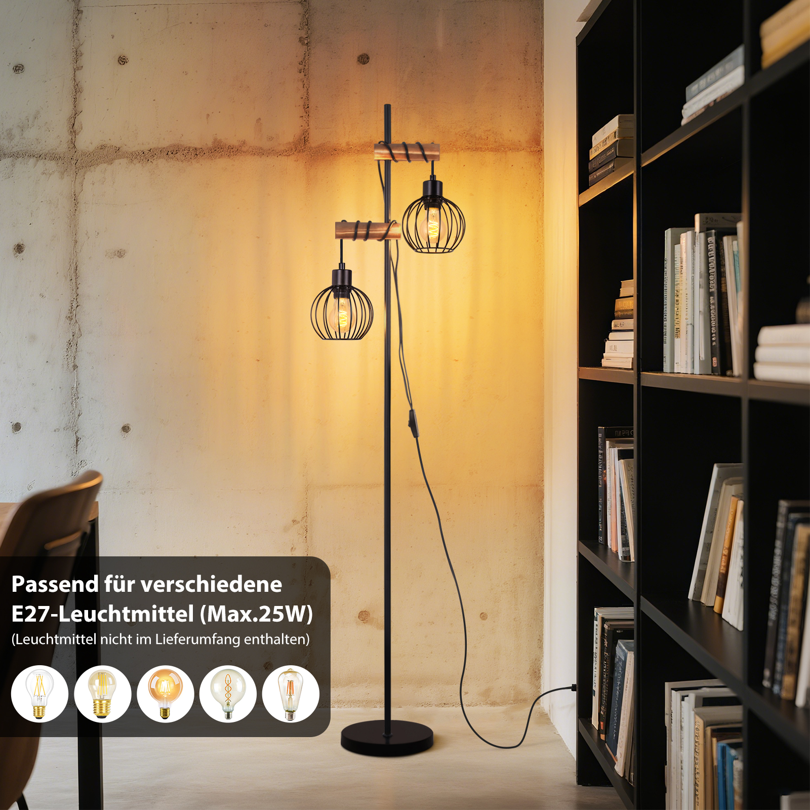 Una lampada da terra nera con due paralumi a gabbia. Una libreria è a destra. Lo sfondo è un muro di cemento.