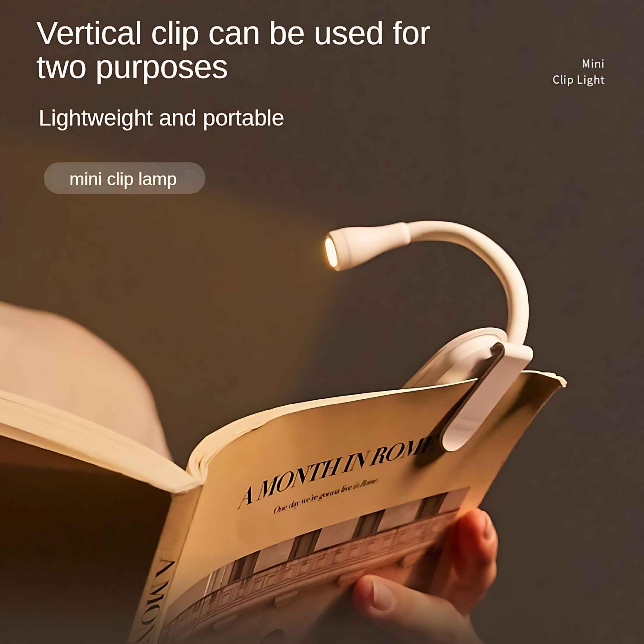 Eine Mini-Clip-Lampe an einem Buch mit dem Titel 'A Month in Rome' befestigt. Die Lampe beleuchtet die Seite.