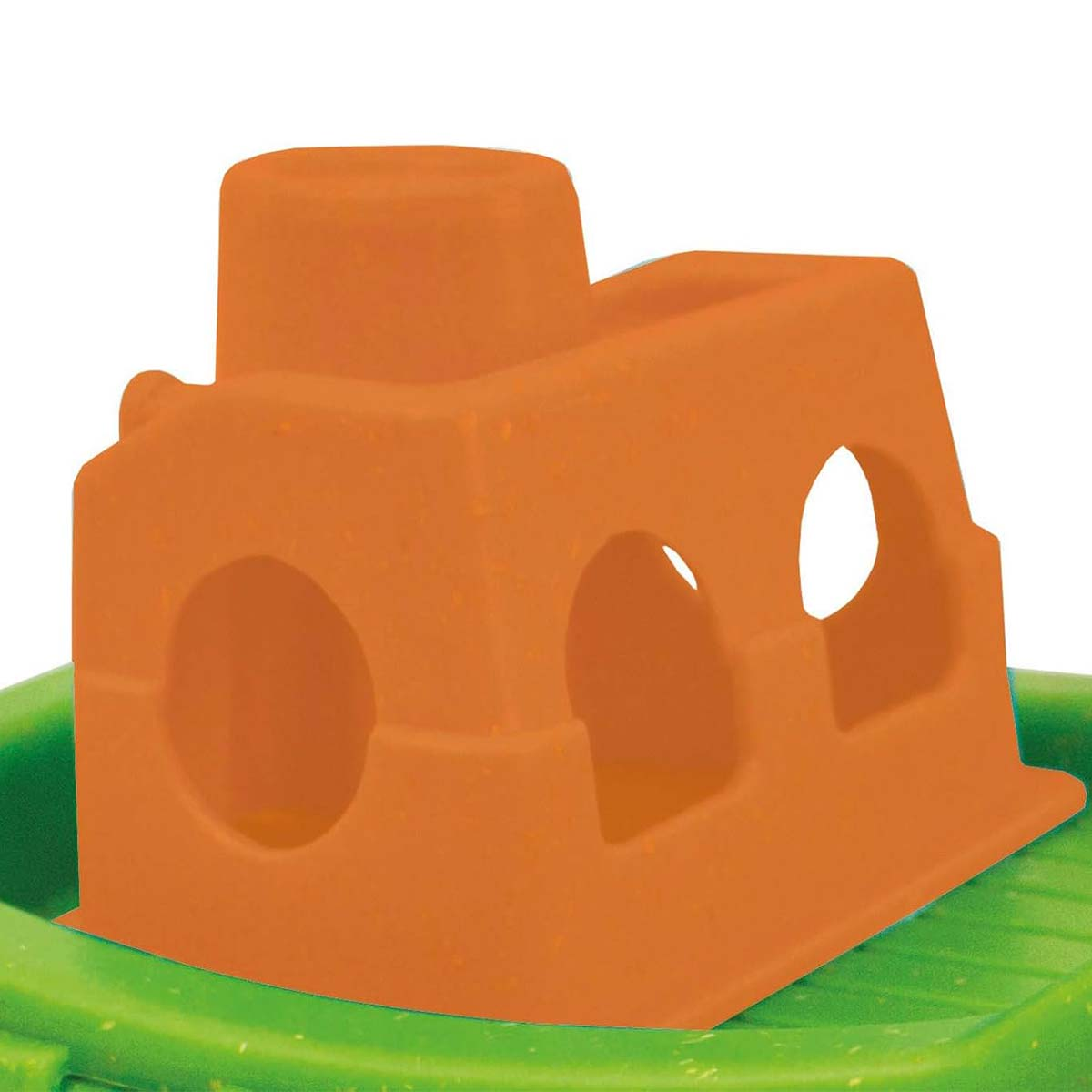 Orangene Sandburg auf grünem Sockel. Sie hat kreisförmige und bogenförmige Öffnungen, einen zylindrischen Aufsatz und eine flache Basis.